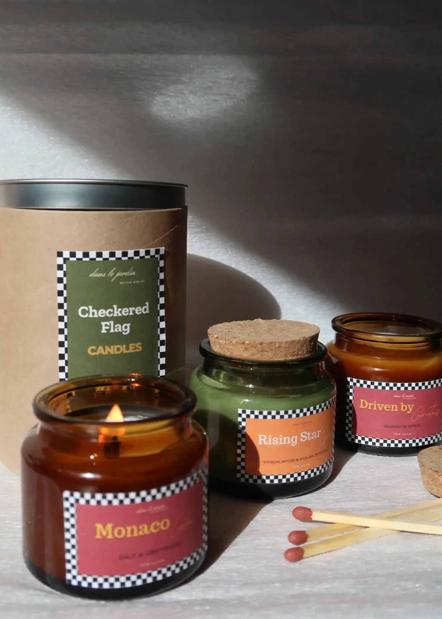 Checkered Flag Candles Box dans le jardin.