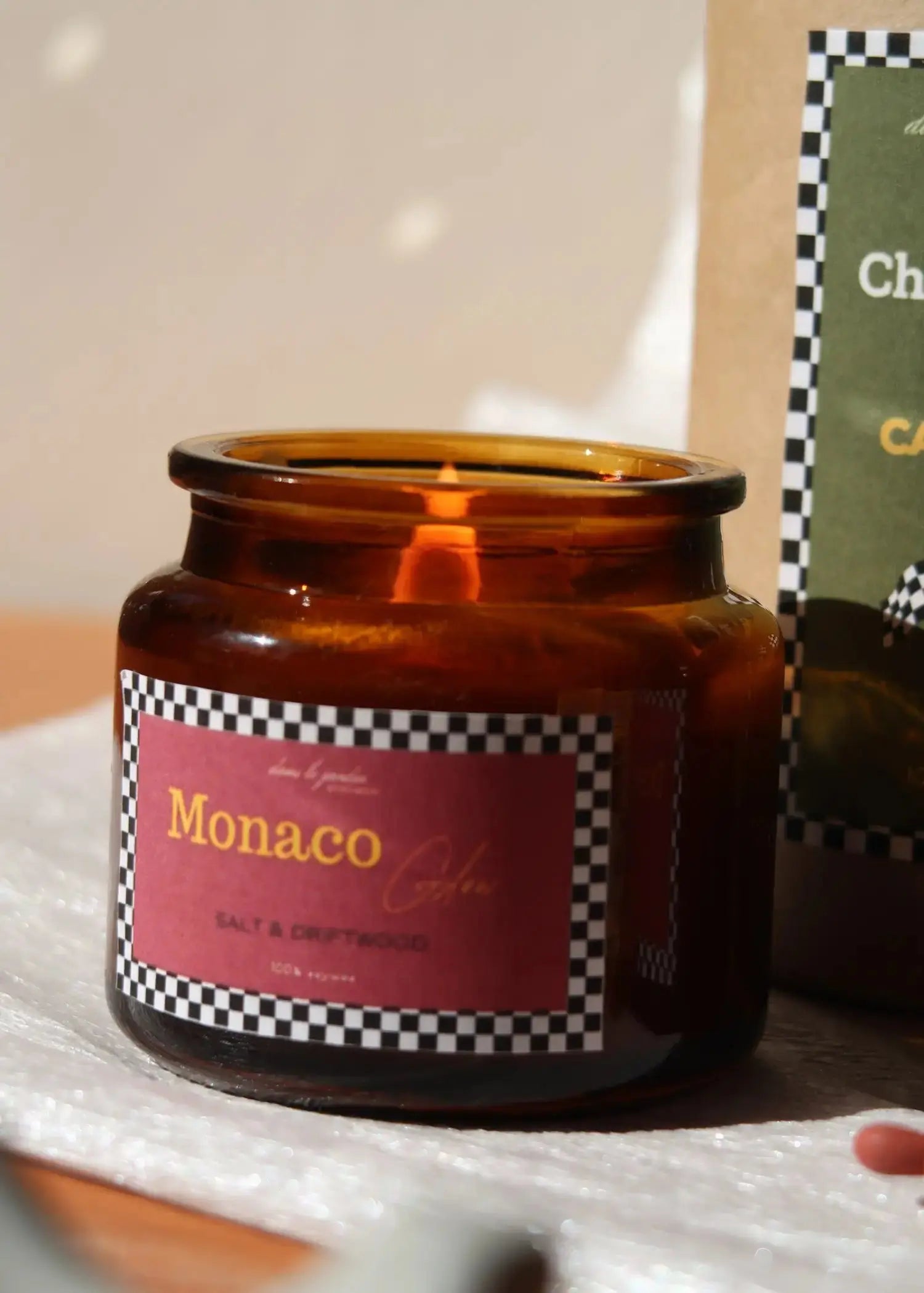 Monaco Glow kókuszviasz gyertya dans le jardin.