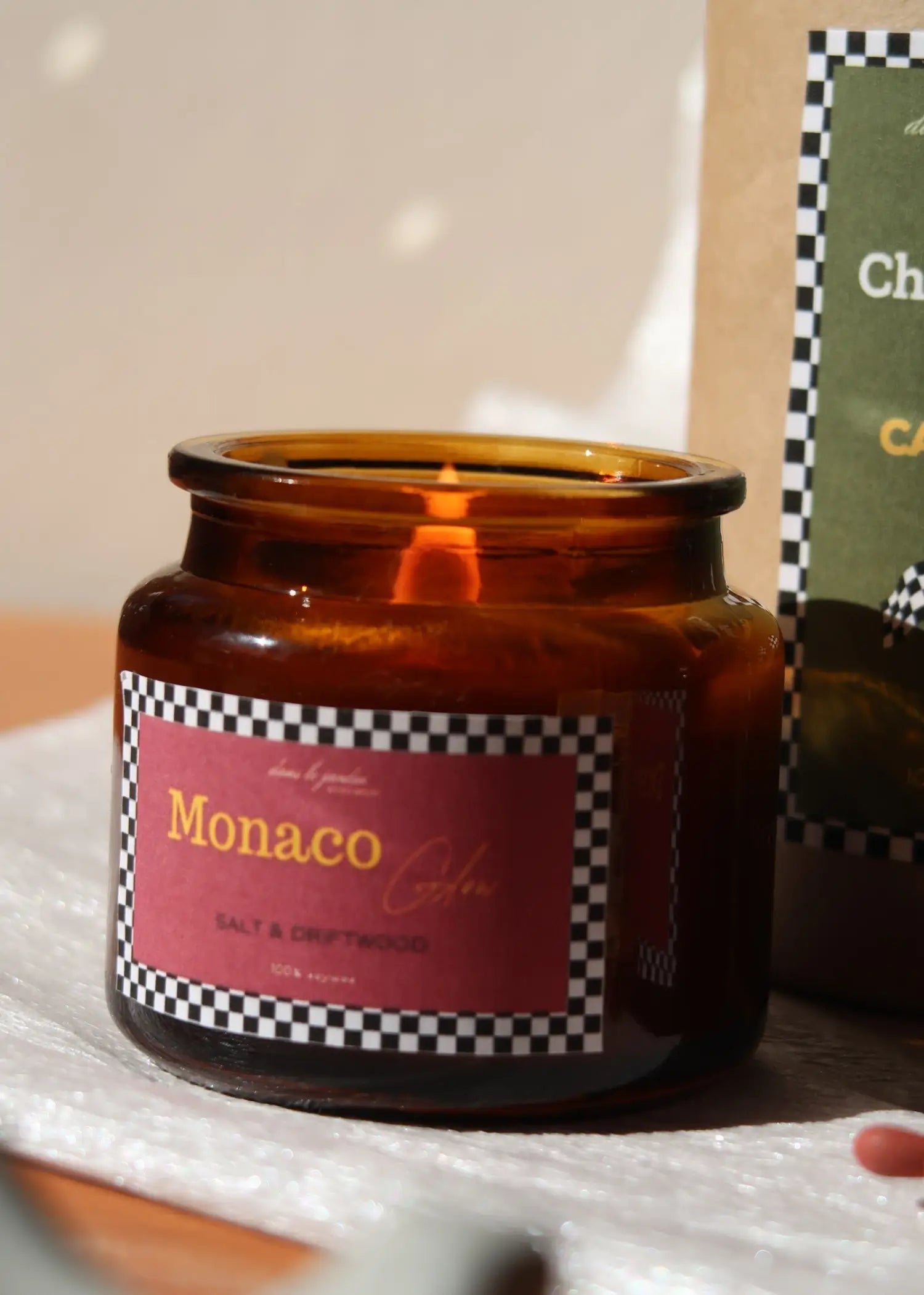 Checkered Flag Candles Box dans le jardin.