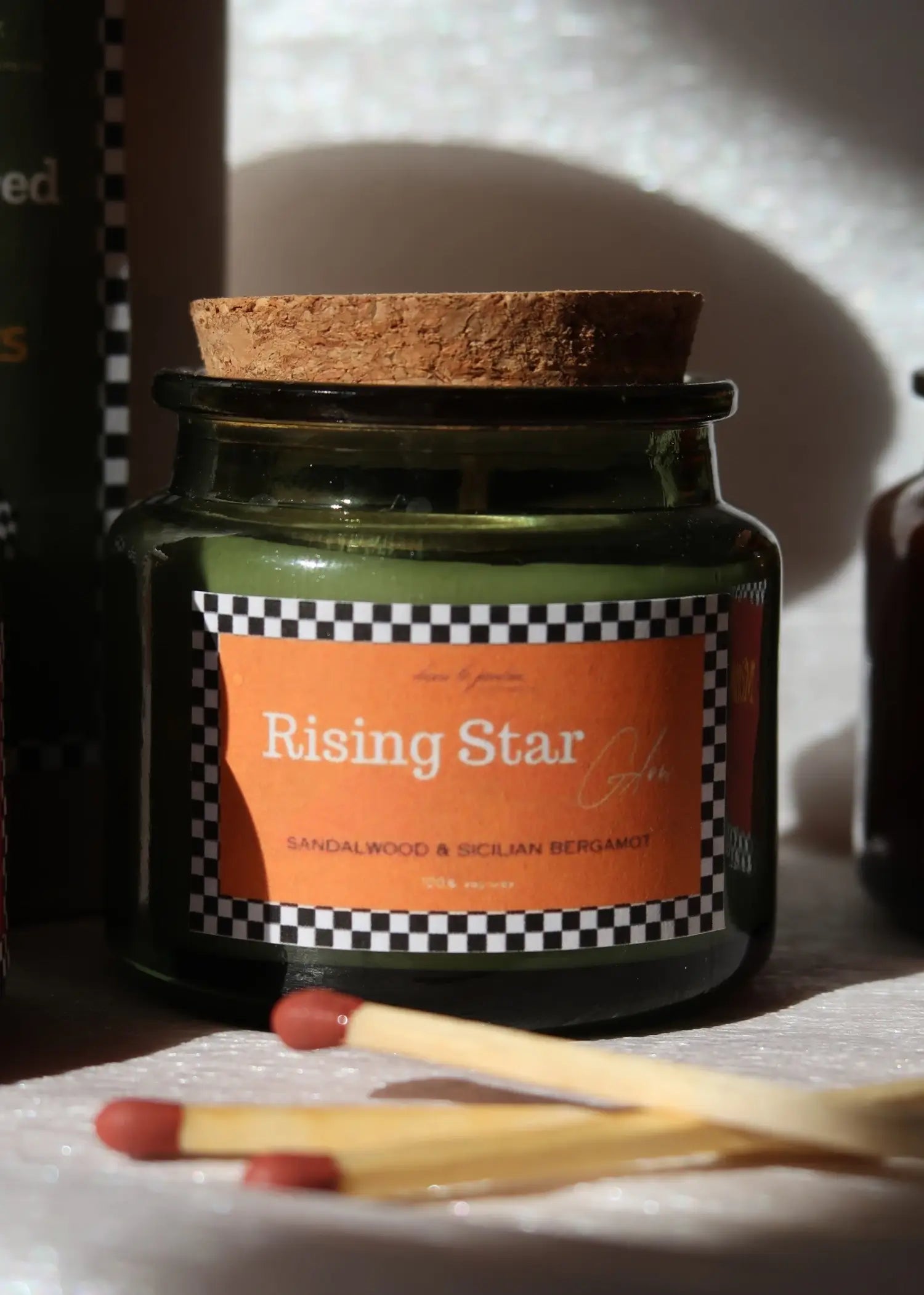 Checkered Flag Candles Box dans le jardin.