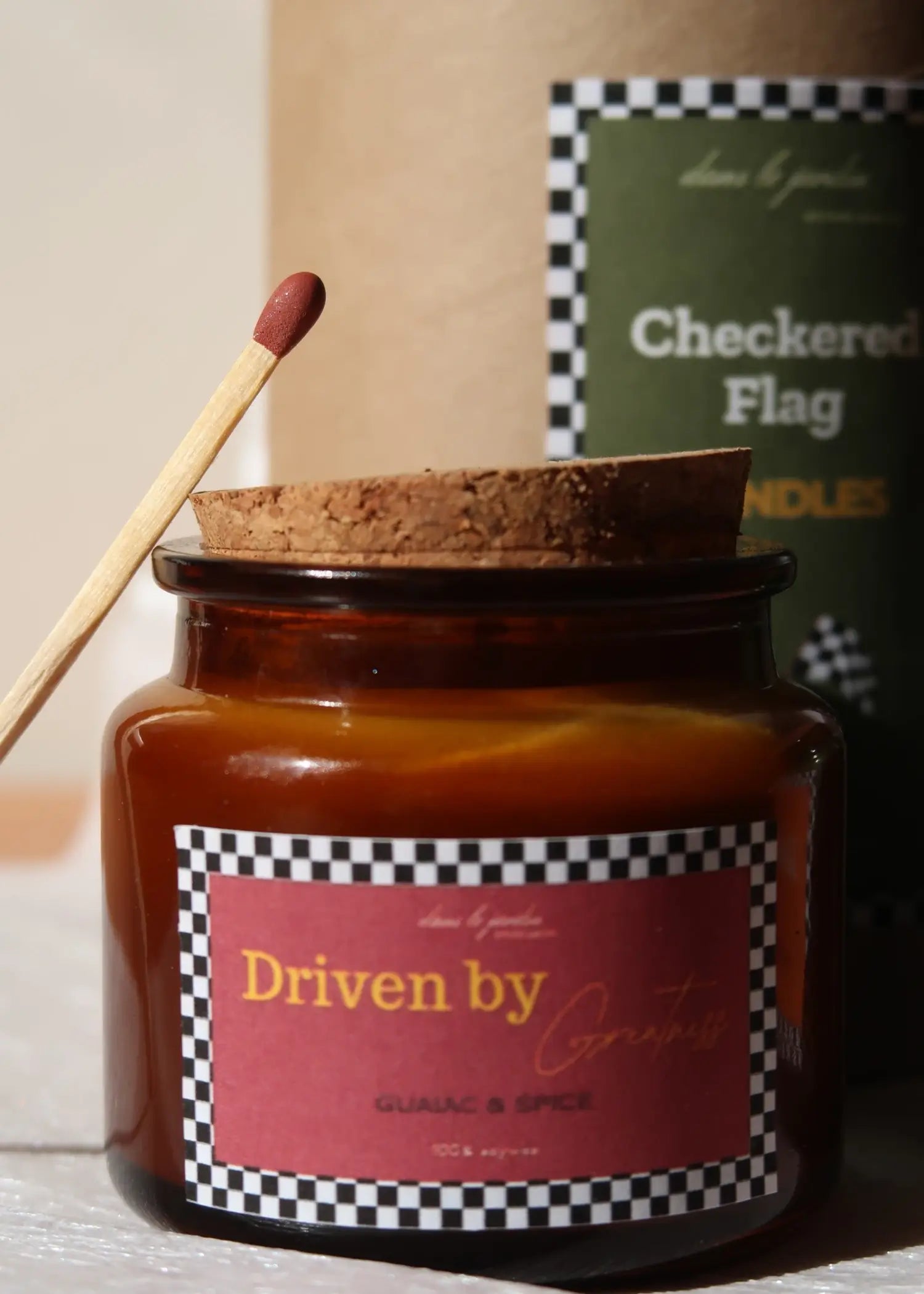 Checkered Flag Candles Box dans le jardin.