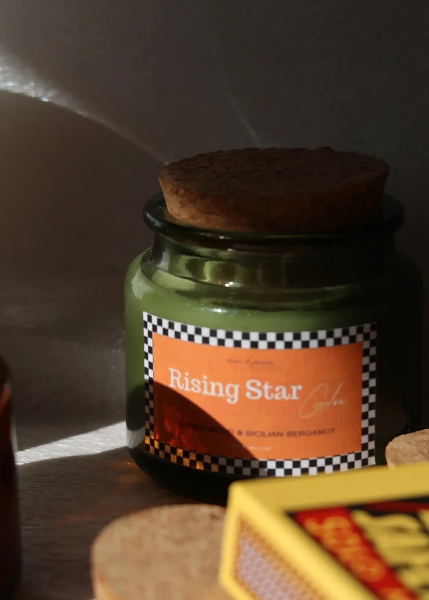 Checkered Flag Candles Box dans le jardin.