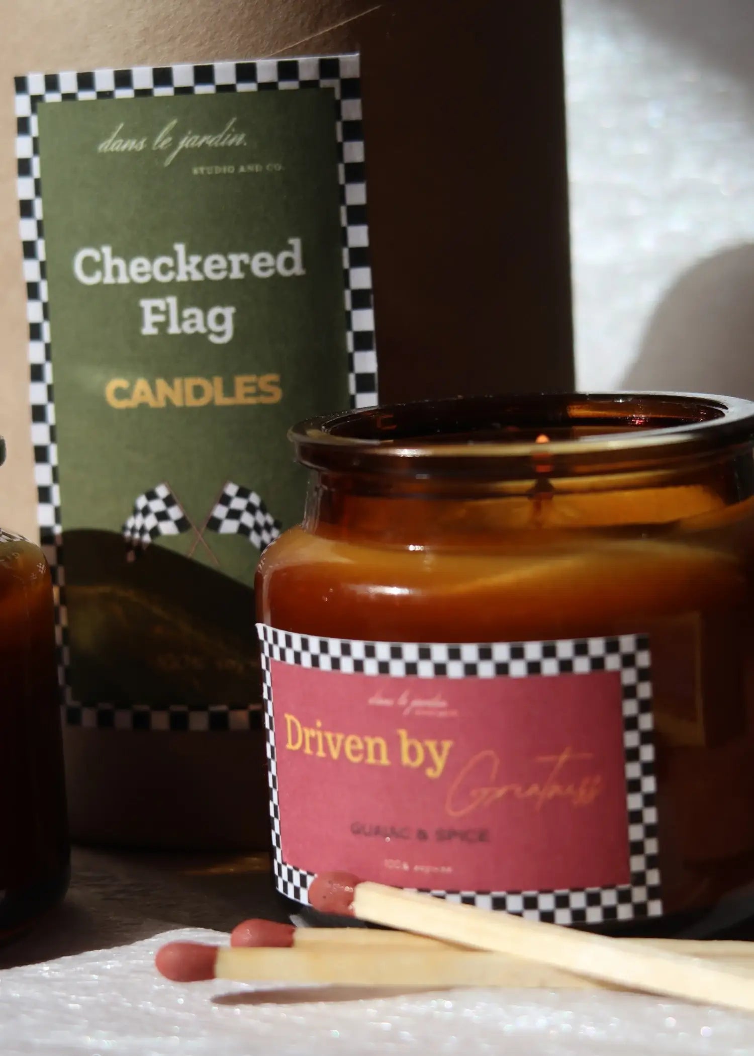 Checkered Flag Candles Box dans le jardin.