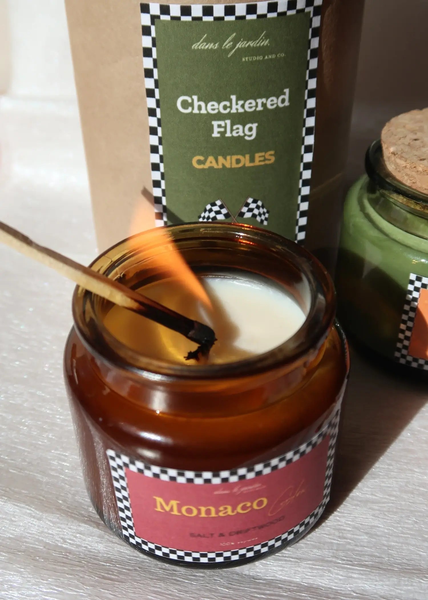 Checkered Flag Candles Box dans le jardin.
