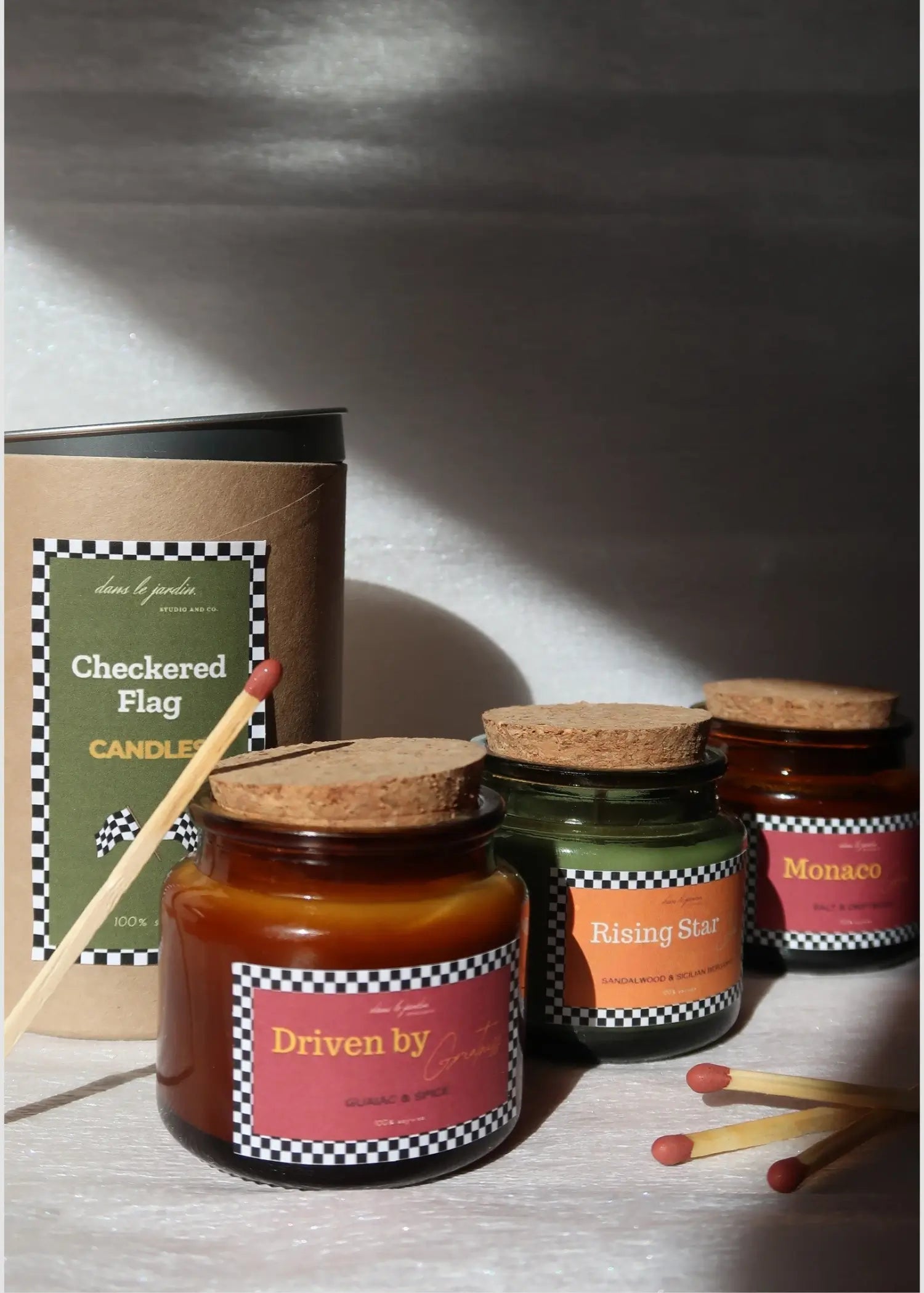 Checkered Flag Candles Box dans le jardin.