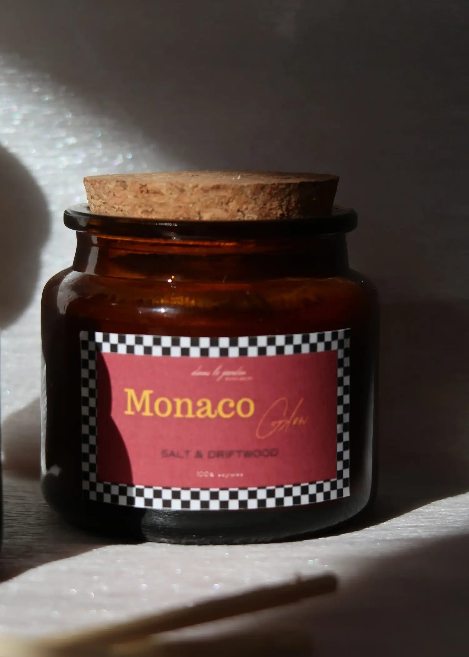 Checkered Flag Candles Box dans le jardin.