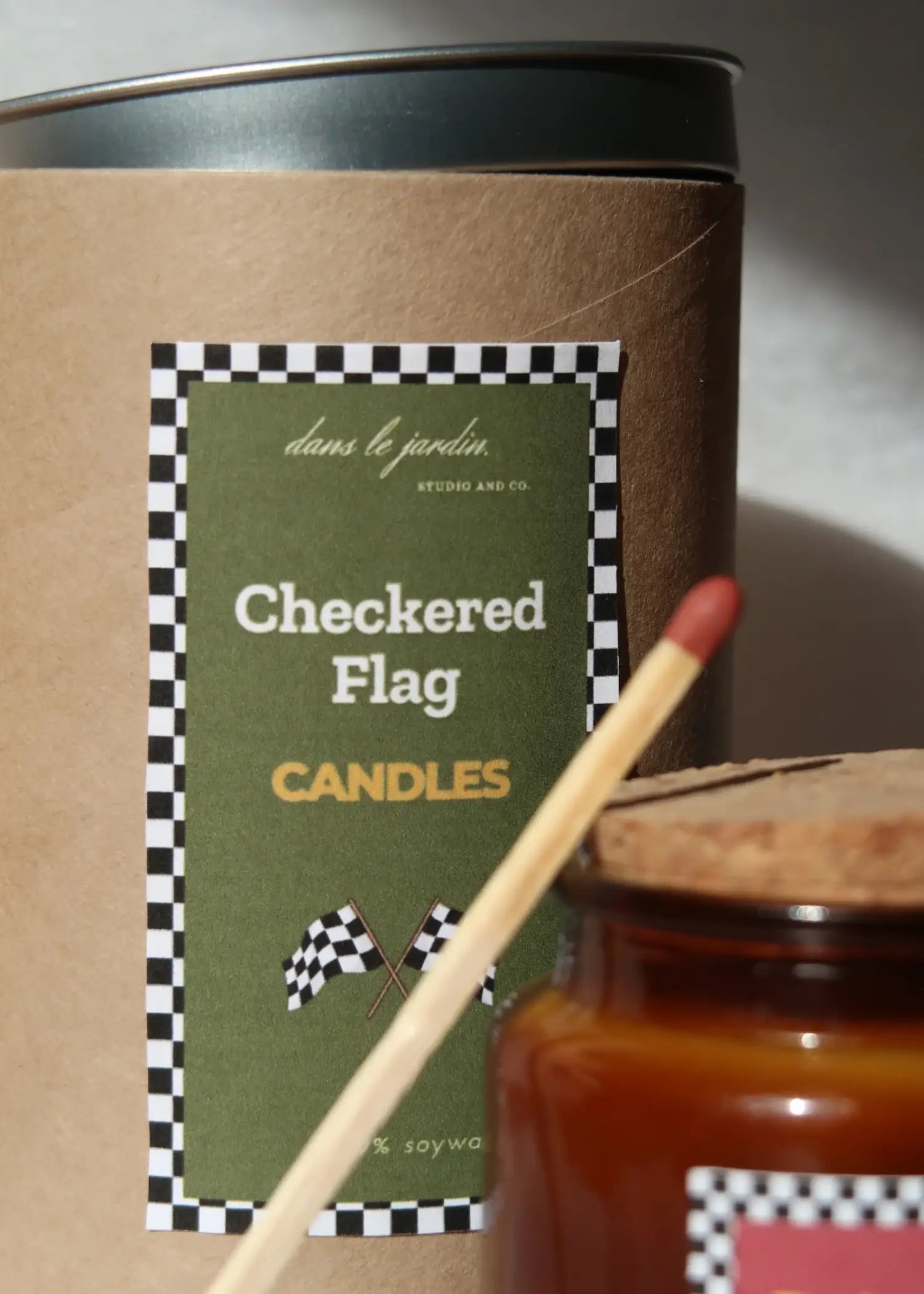 Checkered Flag Candles Box dans le jardin.