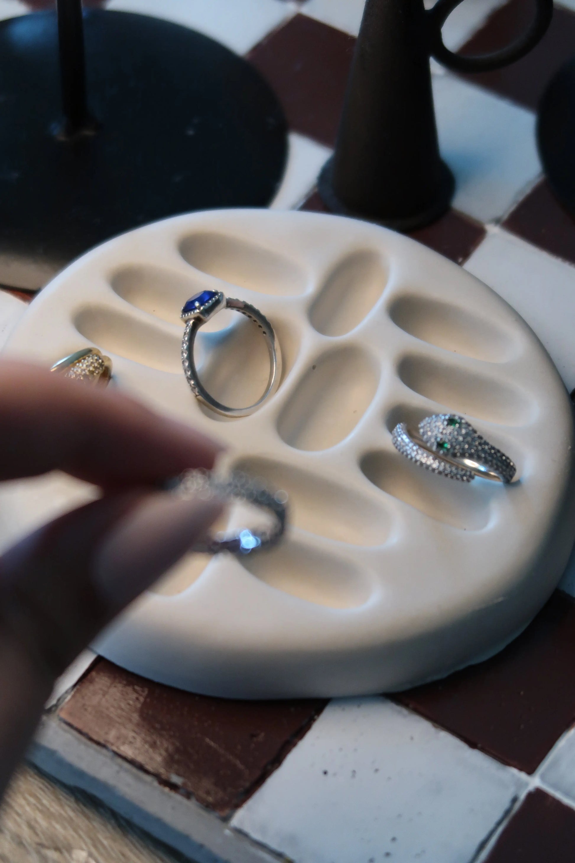 Kerámia gyűrűtartó dans le jardin.