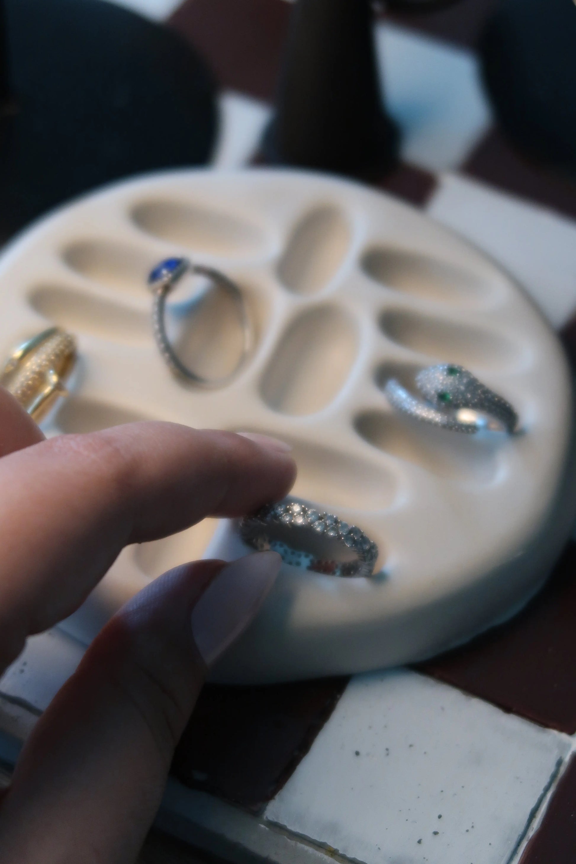 Kerámia gyűrűtartó dans le jardin.