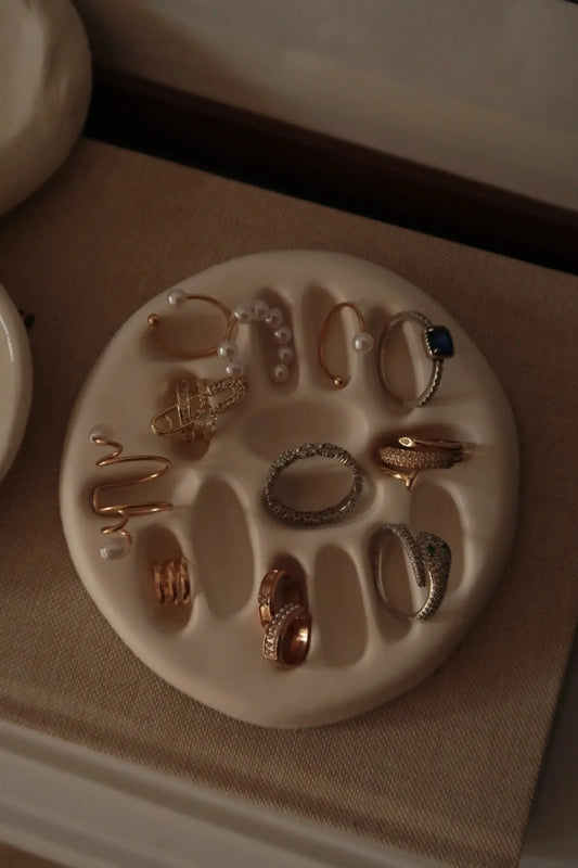 Kerámia gyűrűtartó dans le jardin.