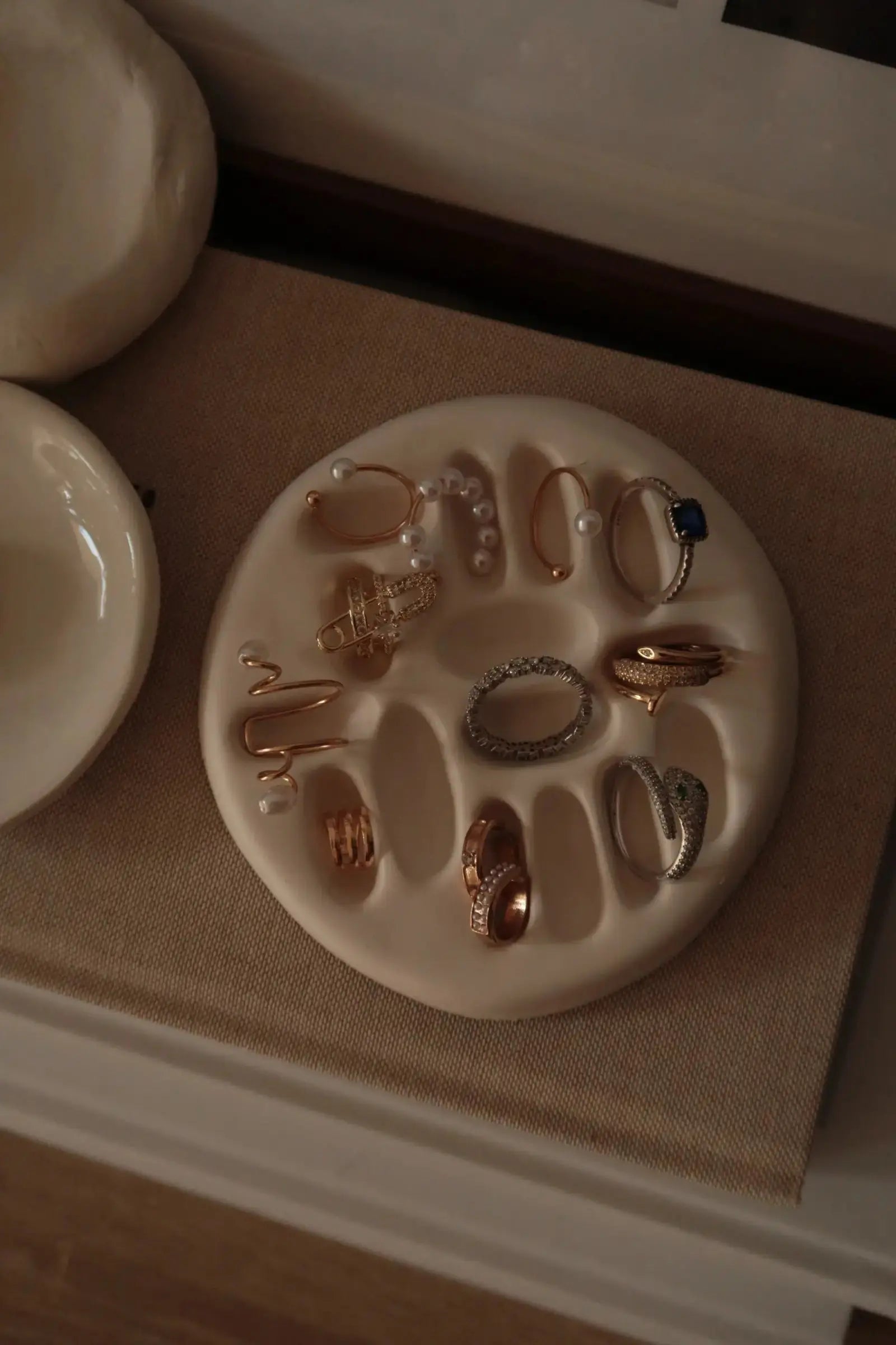 Kerámia gyűrűtartó dans le jardin.