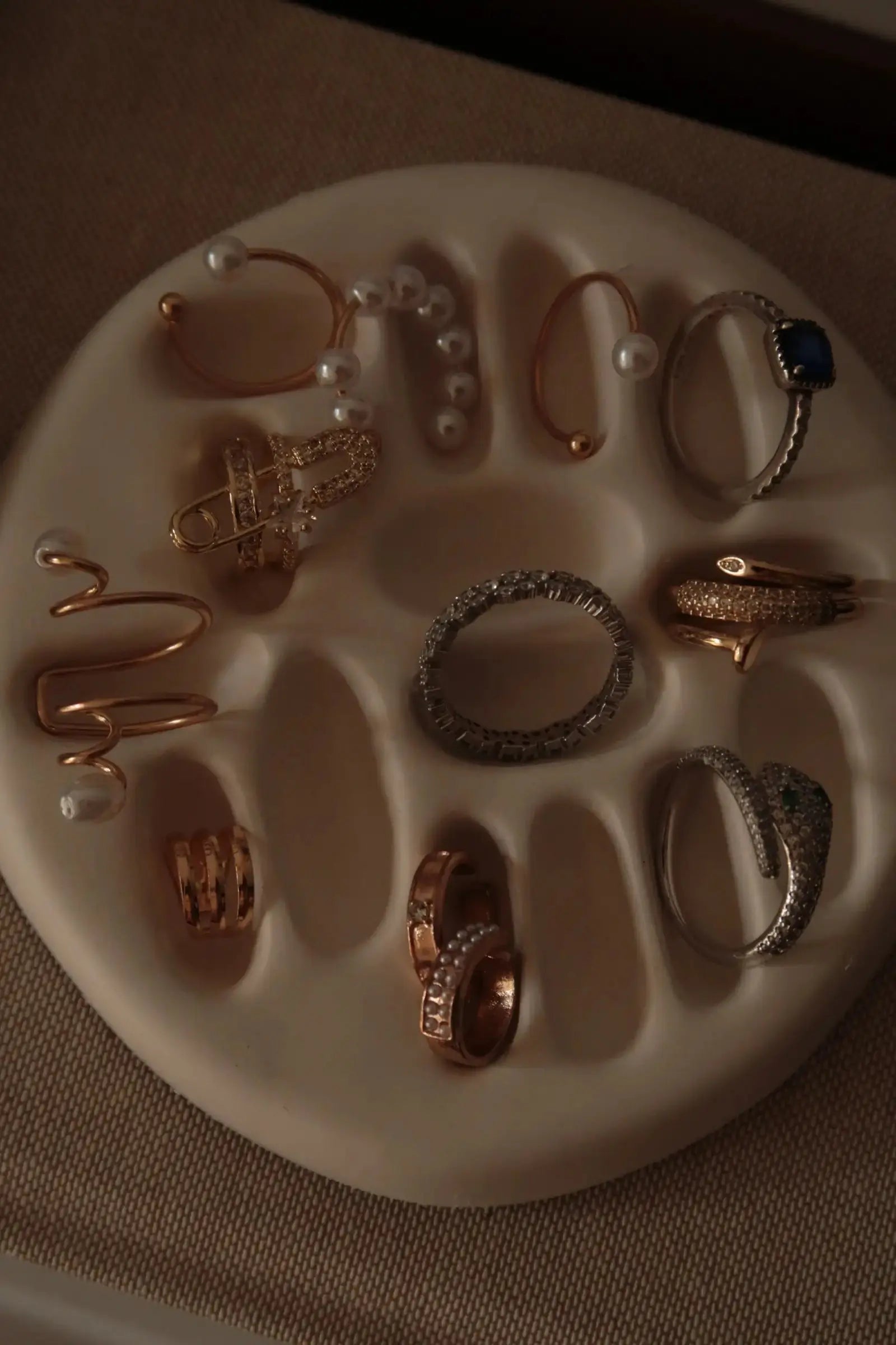 Kerámia gyűrűtartó dans le jardin.