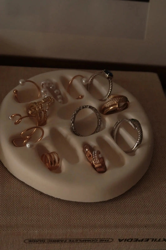 Kerámia gyűrűtartó dans le jardin.