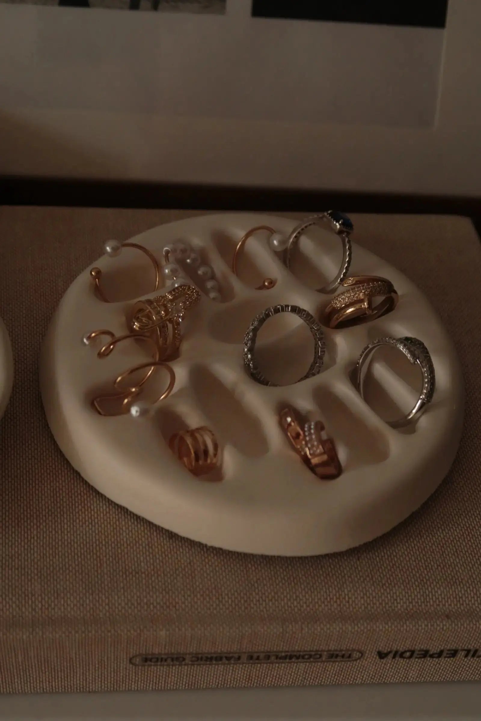 Kerámia gyűrűtartó dans le jardin.