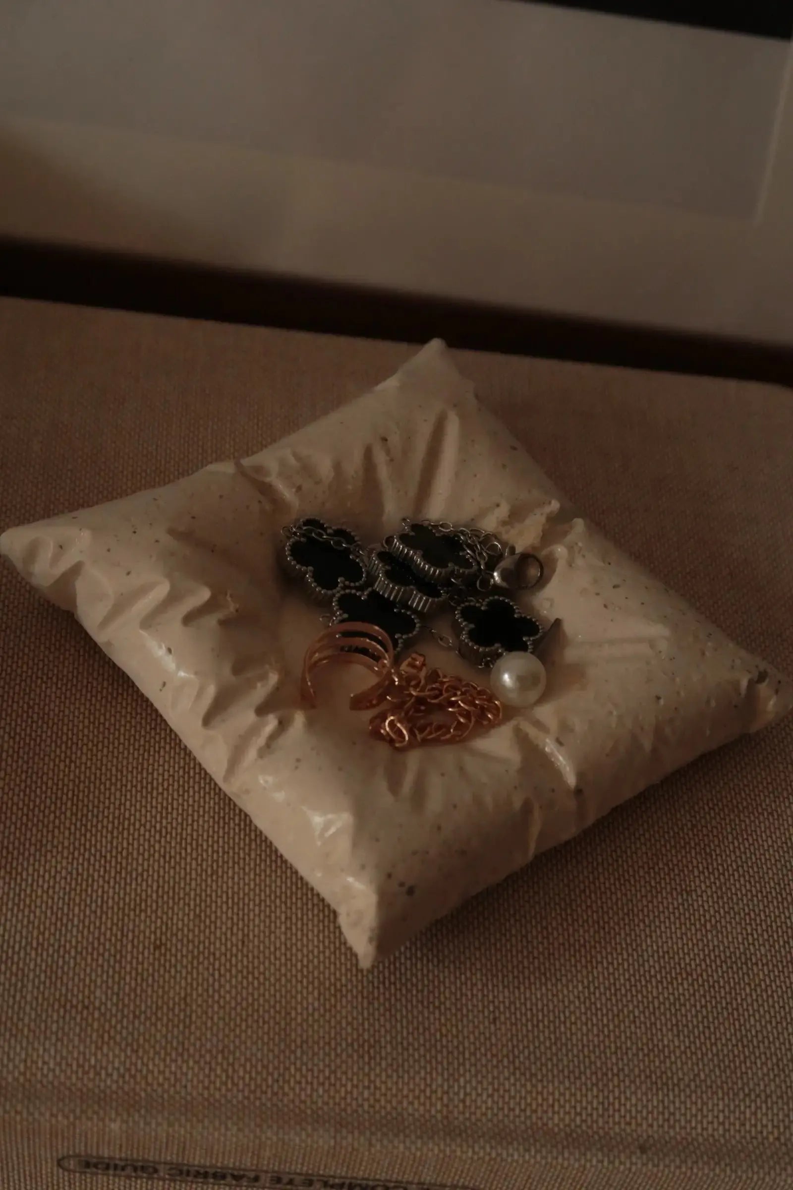 "Párna" kerámia dans le jardin.