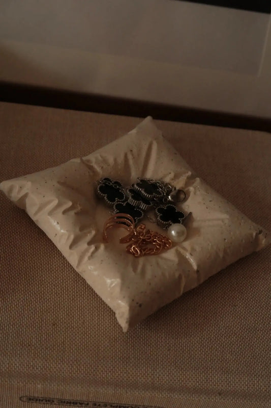 "Párna" kerámia dans le jardin.