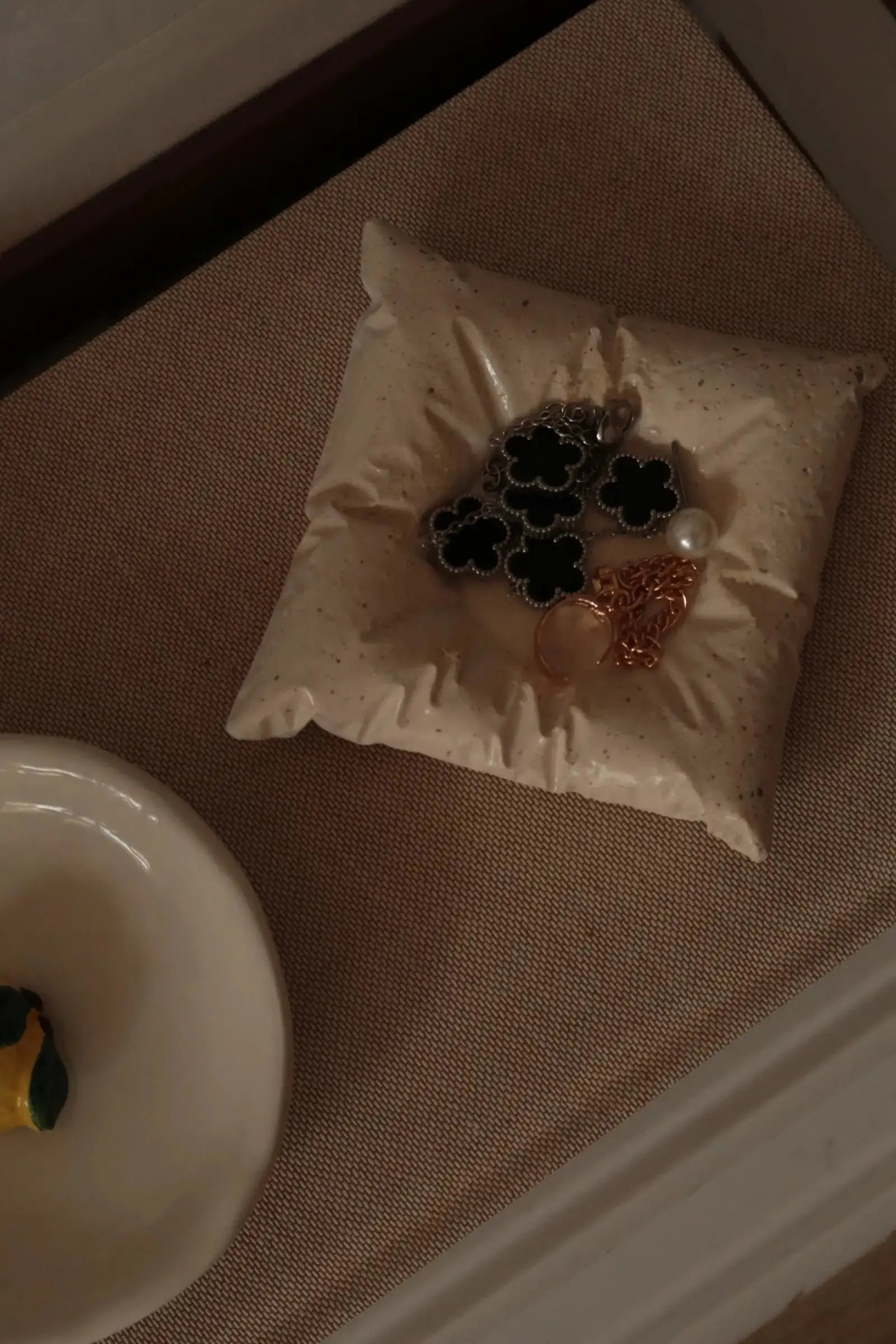 "Párna" kerámia dans le jardin.