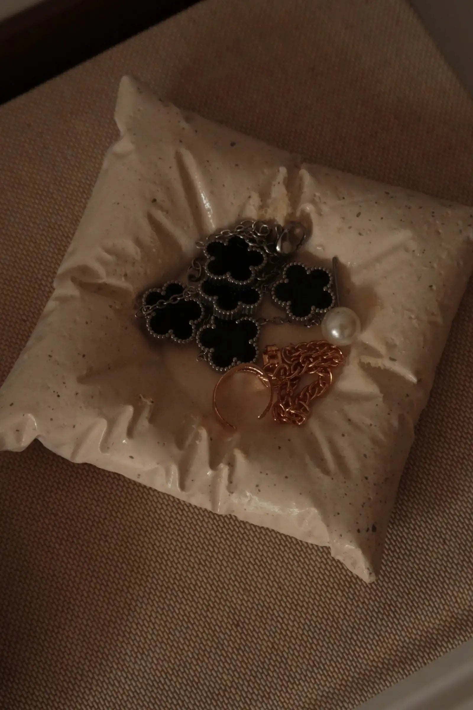 "Párna" kerámia dans le jardin.