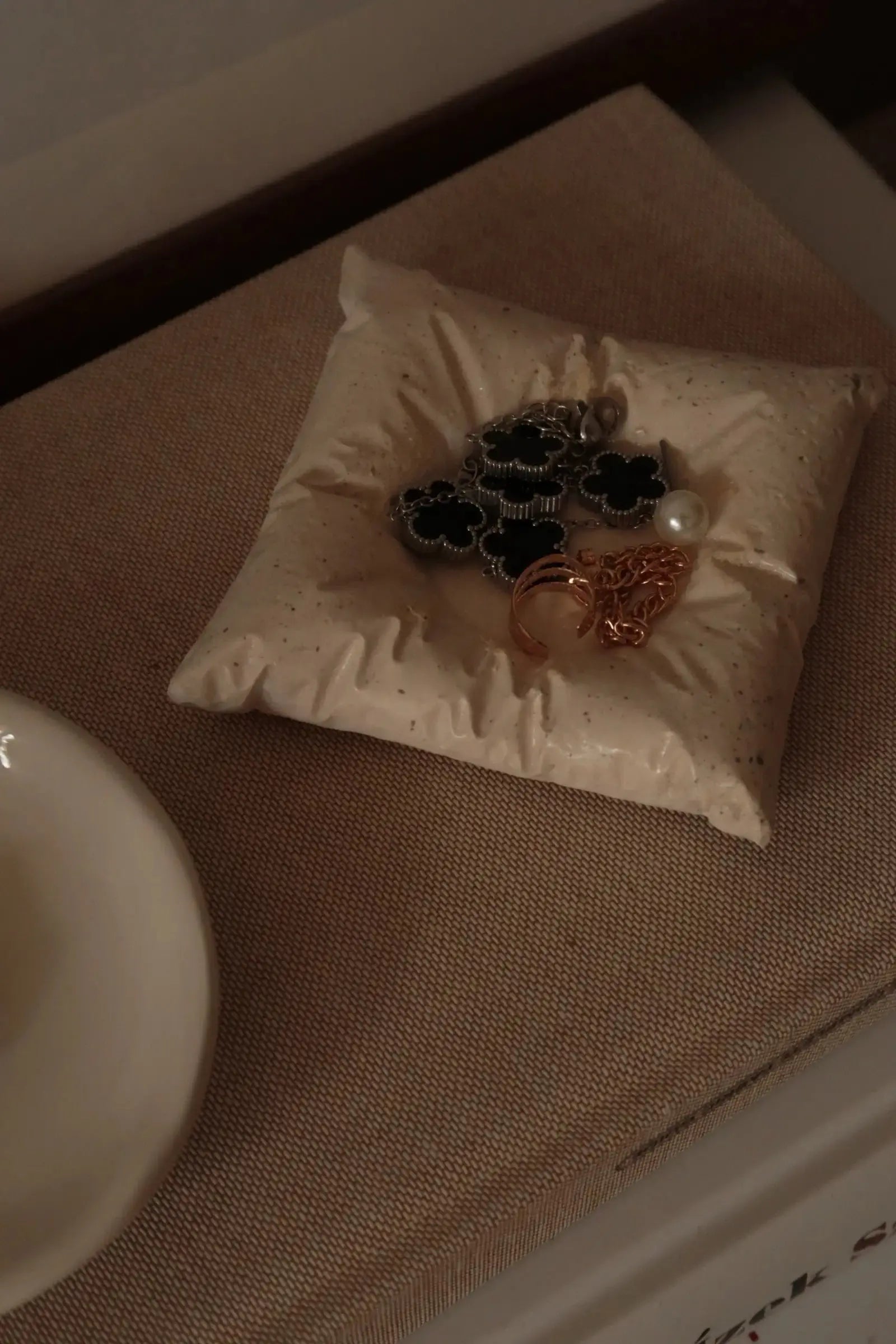 "Párna" kerámia dans le jardin.