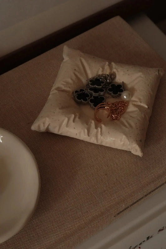 "Párna" kerámia dans le jardin.