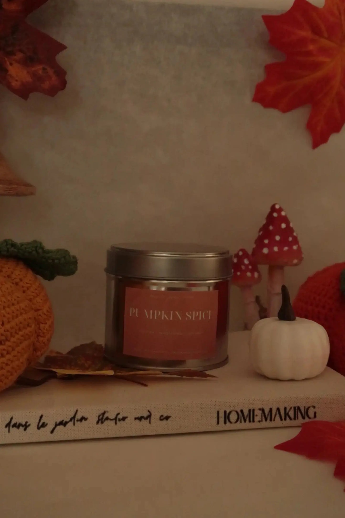 Pumpkin Spice tégelyes kókuszviasz gyertya dans le jardin.
