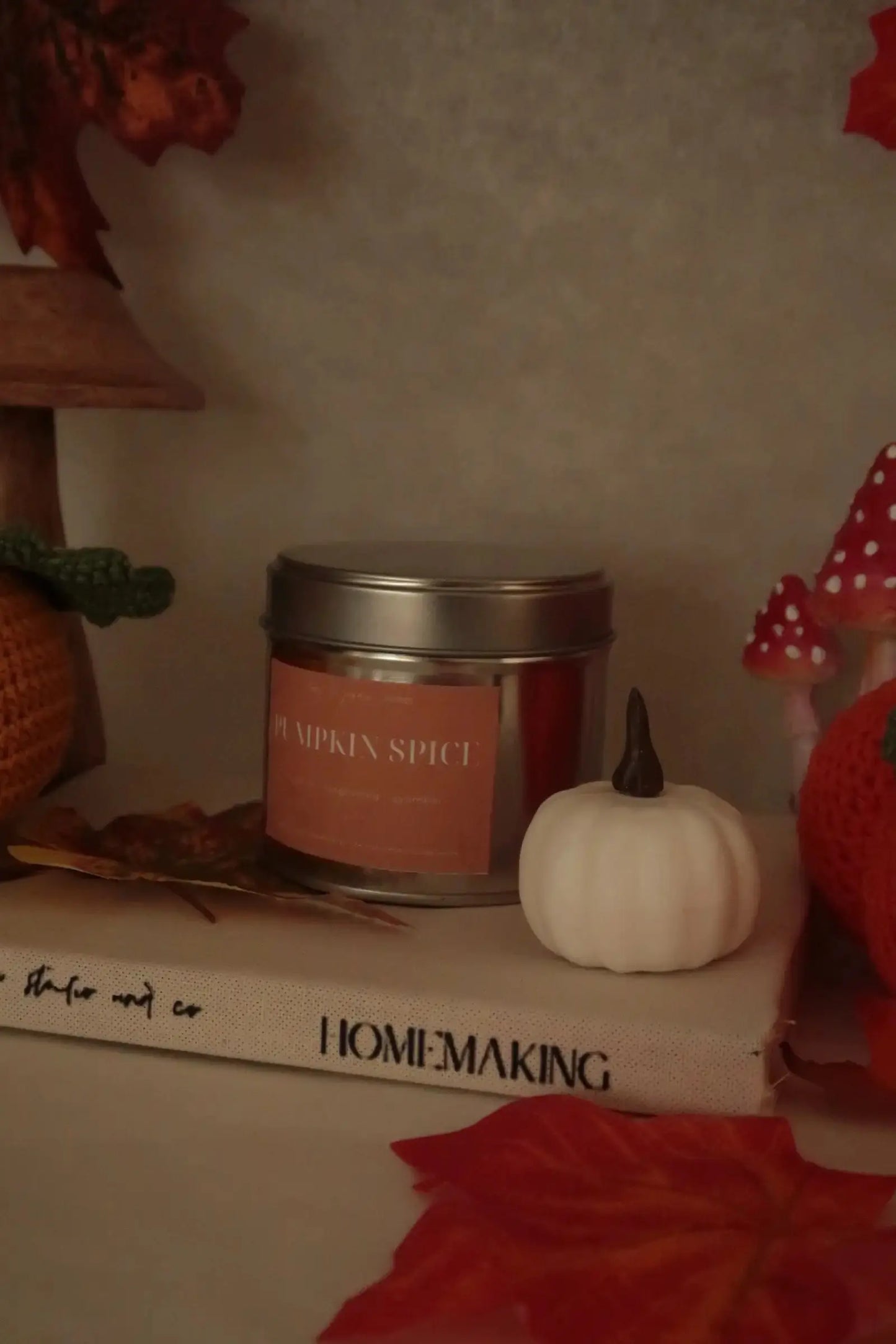 Pumpkin Spice tégelyes kókuszviasz gyertya dans le jardin.