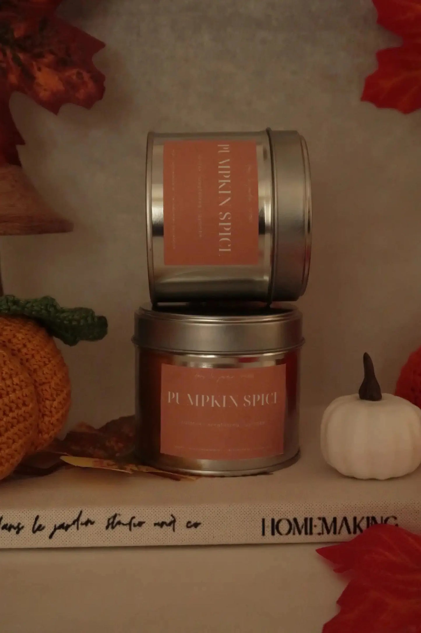 Pumpkin Spice tégelyes kókuszviasz gyertya dans le jardin.