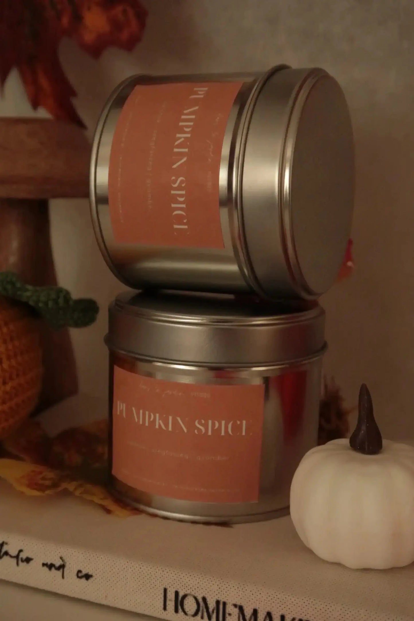 Pumpkin Spice tégelyes kókuszviasz gyertya dans le jardin.