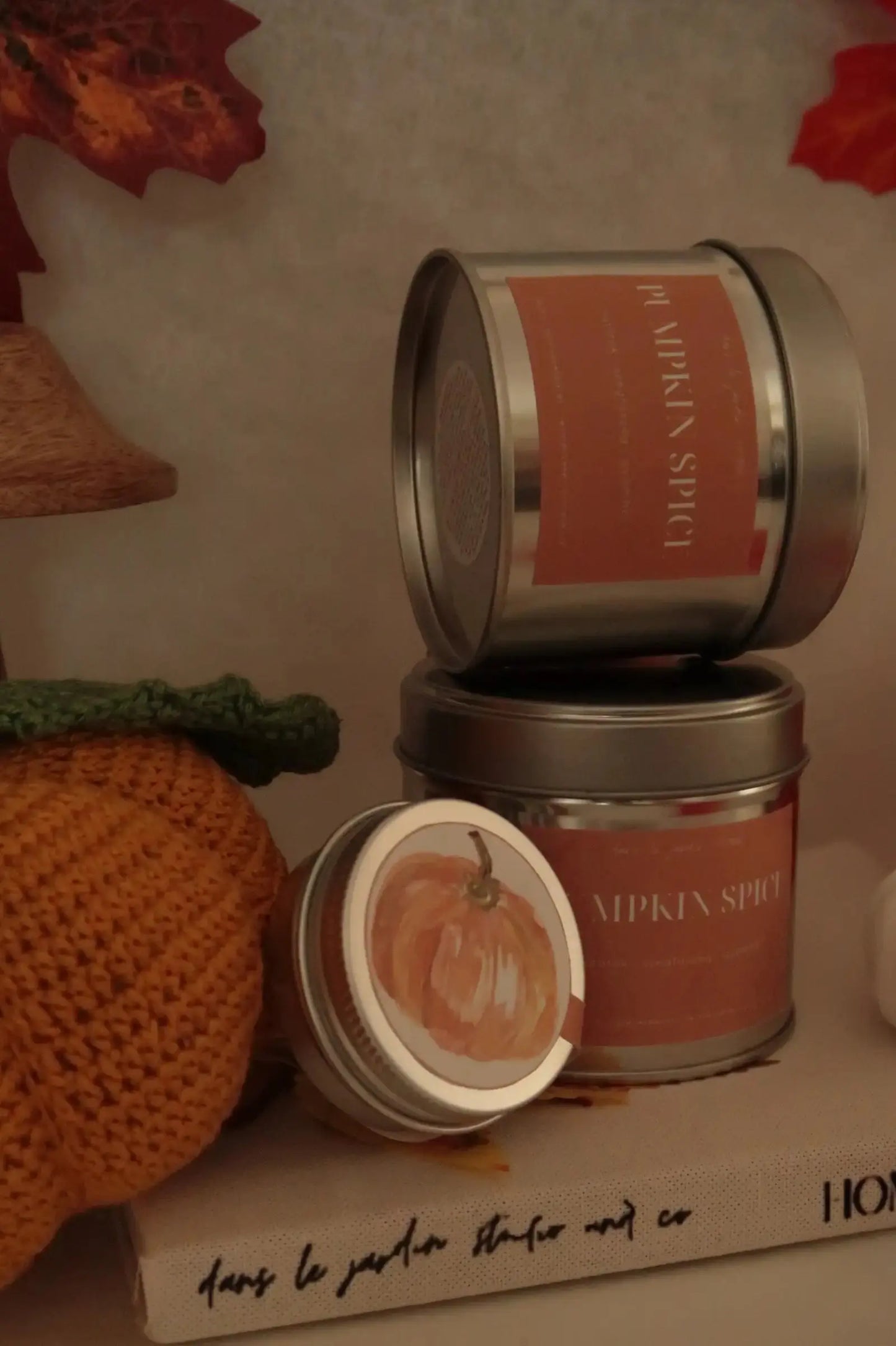 Pumpkin Spice tégelyes kókuszviasz gyertya dans le jardin.