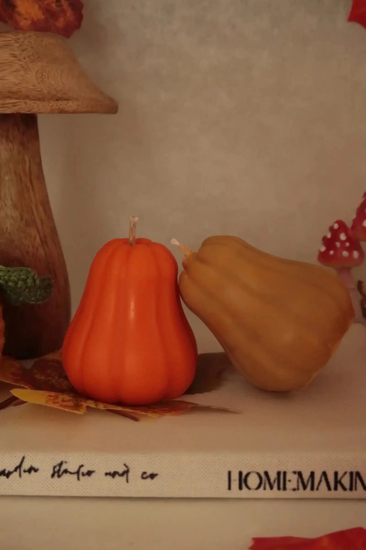 Standing Pumpkin szójaviasz gyertya dans le jardin.
