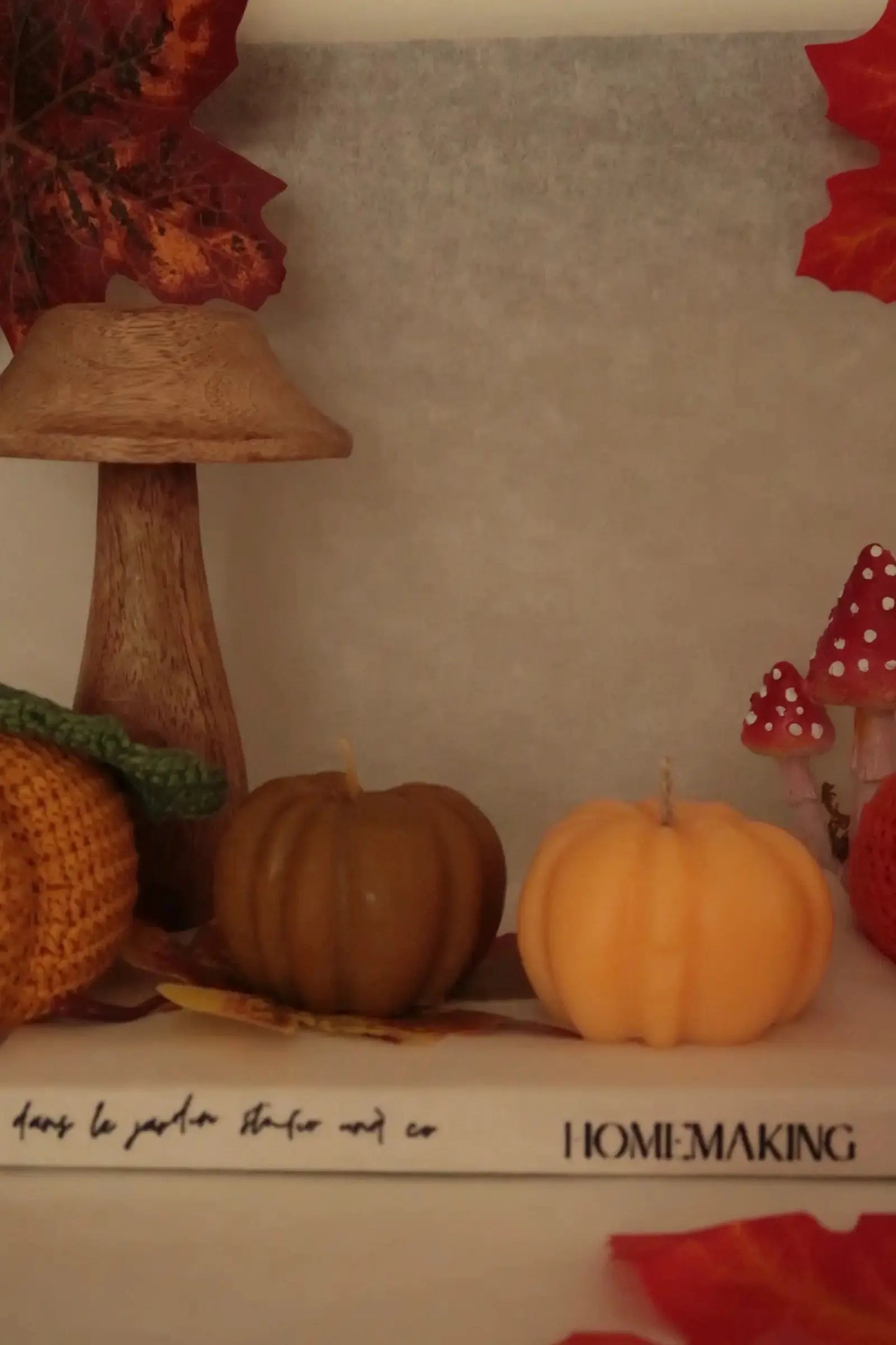 Round Pumpkin szójaviasz gyertya dans le jardin.