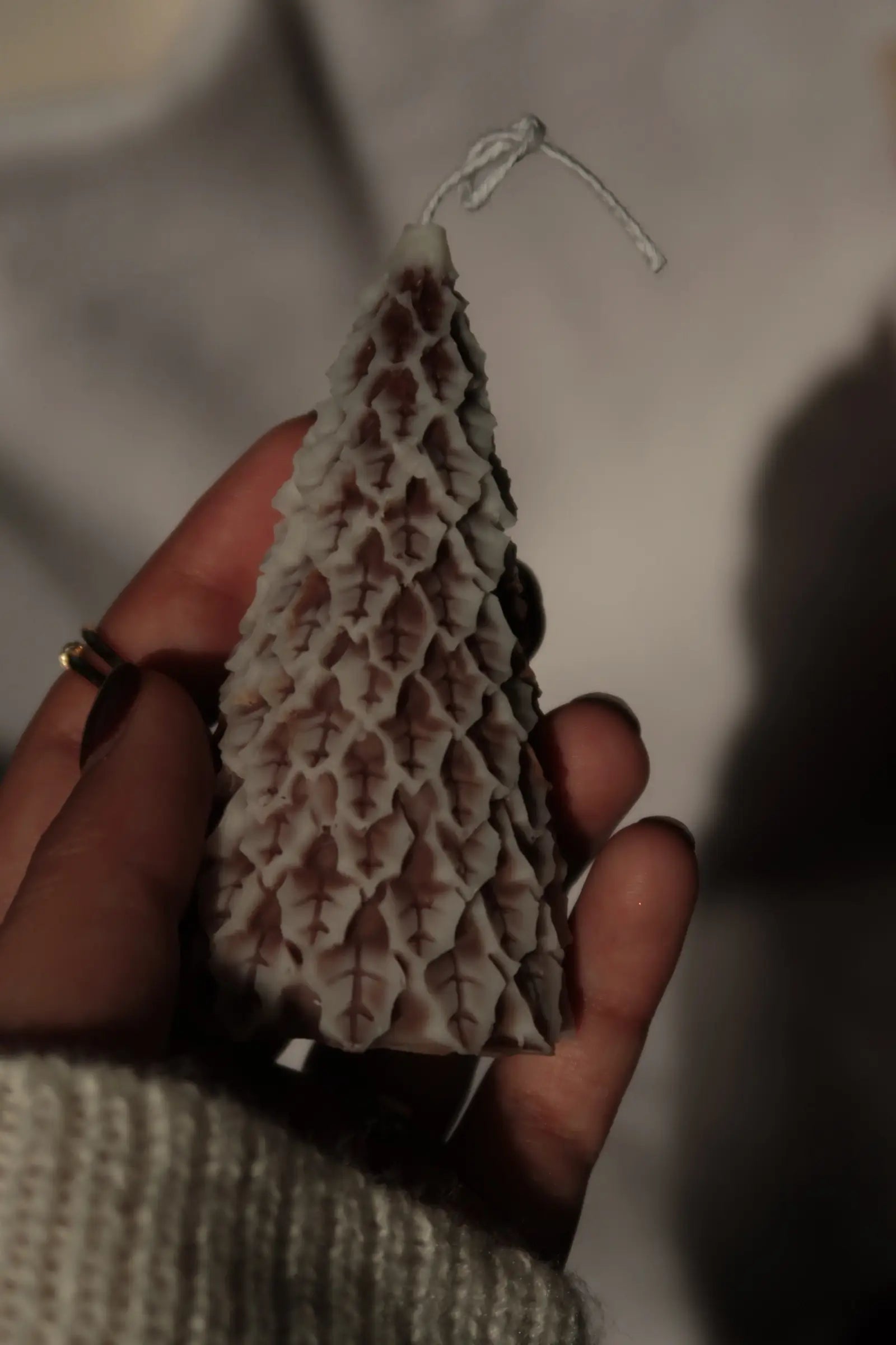 Havas fenyők gyertya ajándékdoboz dans le jardin.