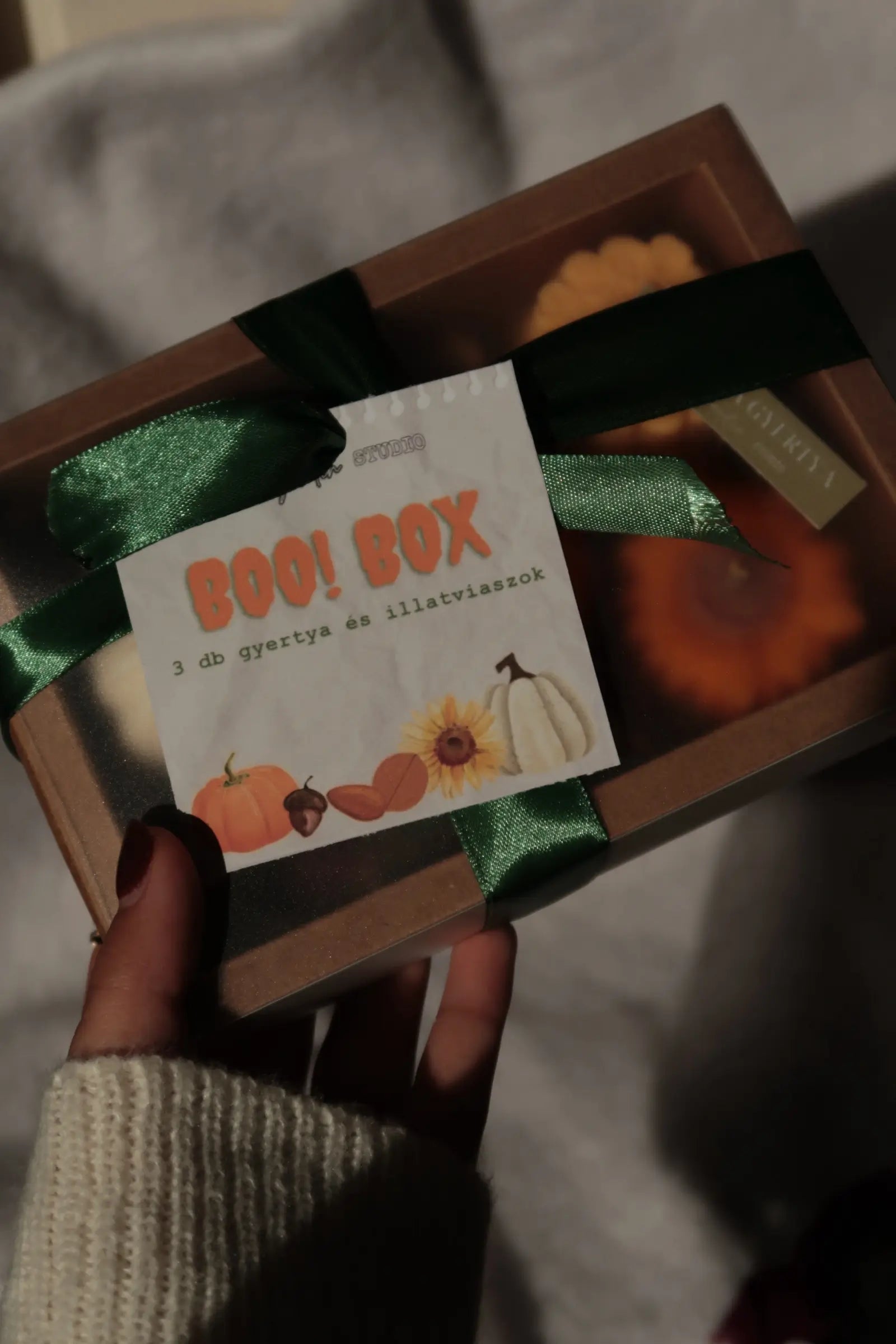 Boo! Box - Gyertya ajándékcsomag dans le jardin.