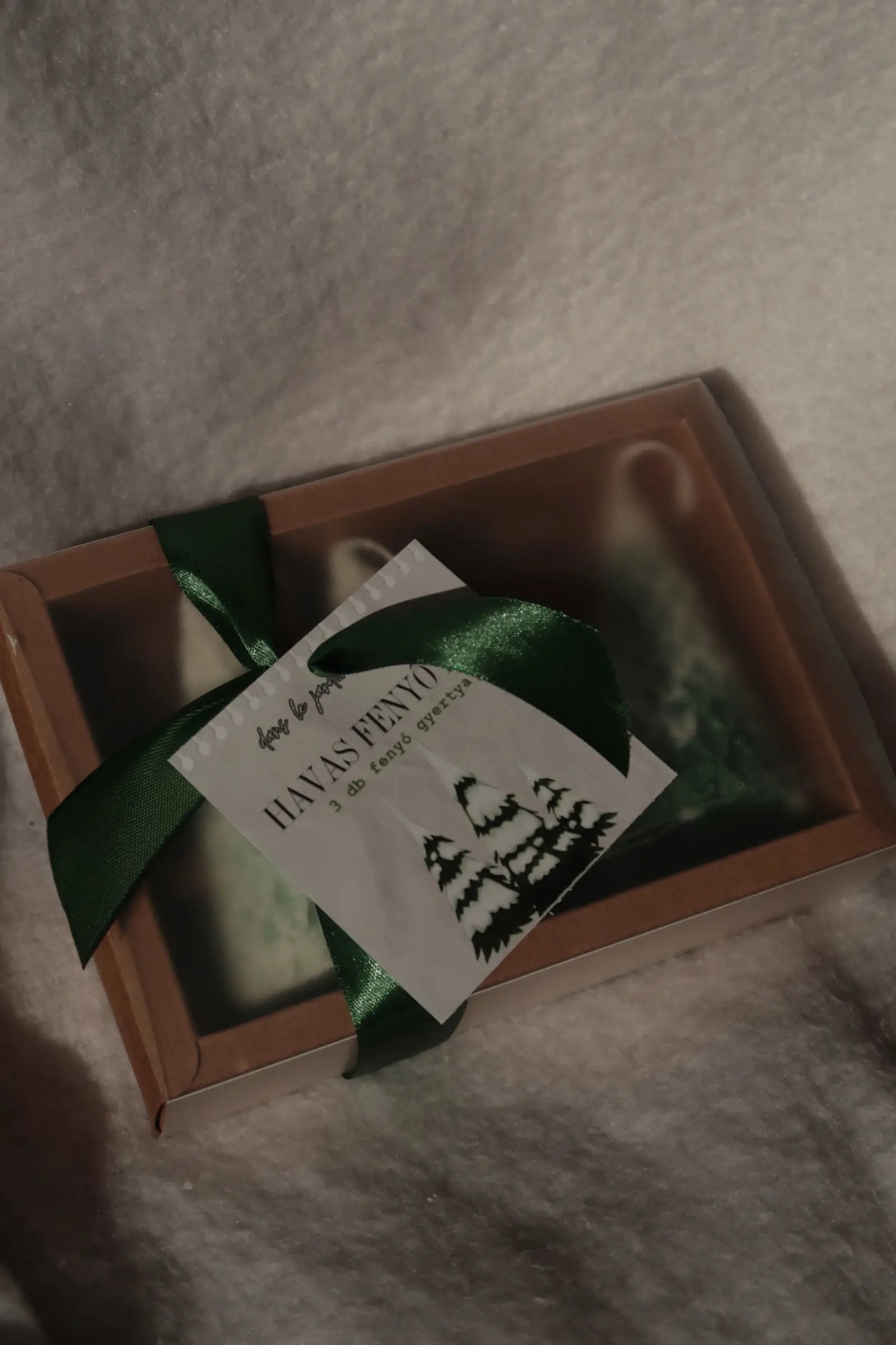 Havas fenyők gyertya ajándékdoboz dans le jardin.