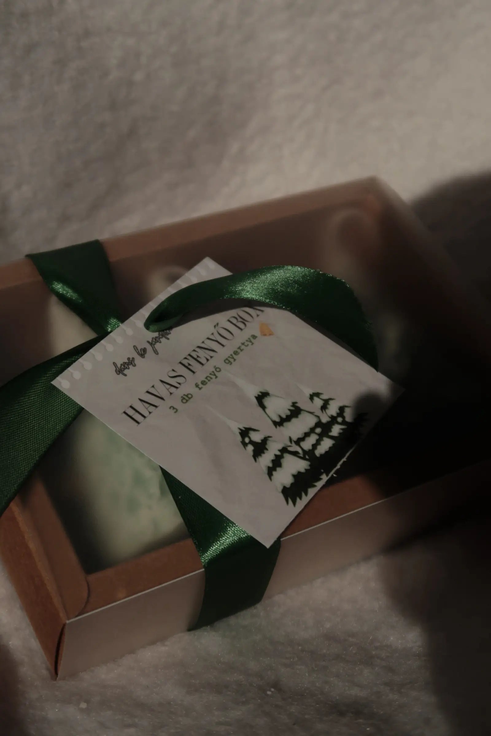 Havas fenyők gyertya ajándékdoboz dans le jardin.