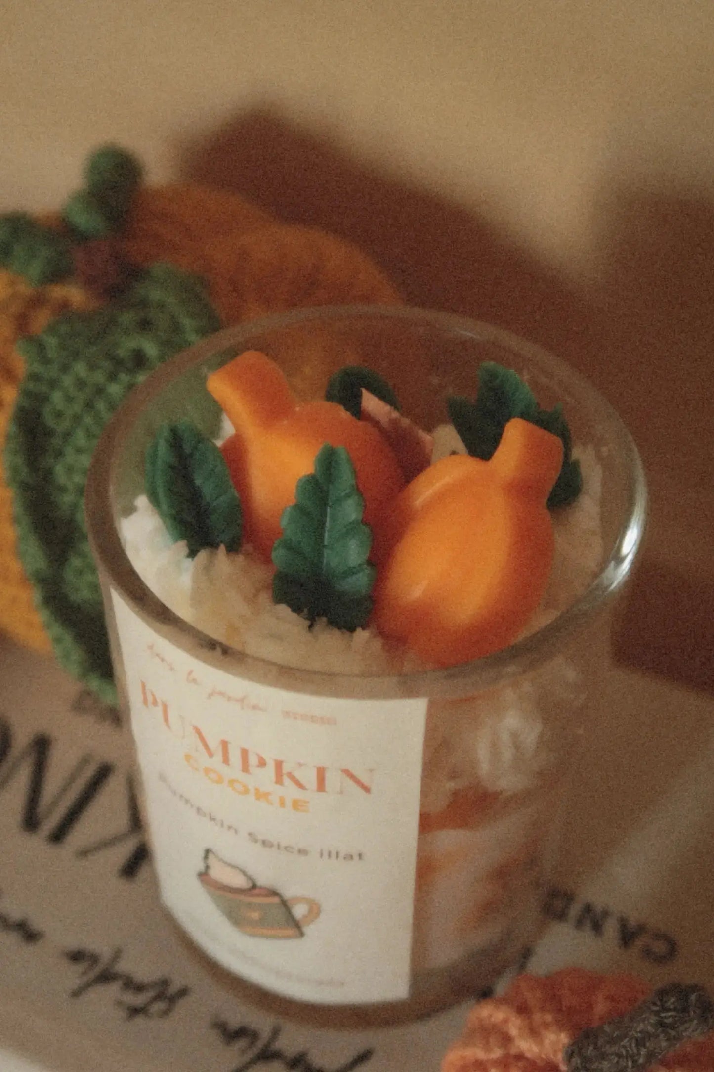Pumpkin Cookie tégelyes kókuszviasz gyertya dans le jardin.