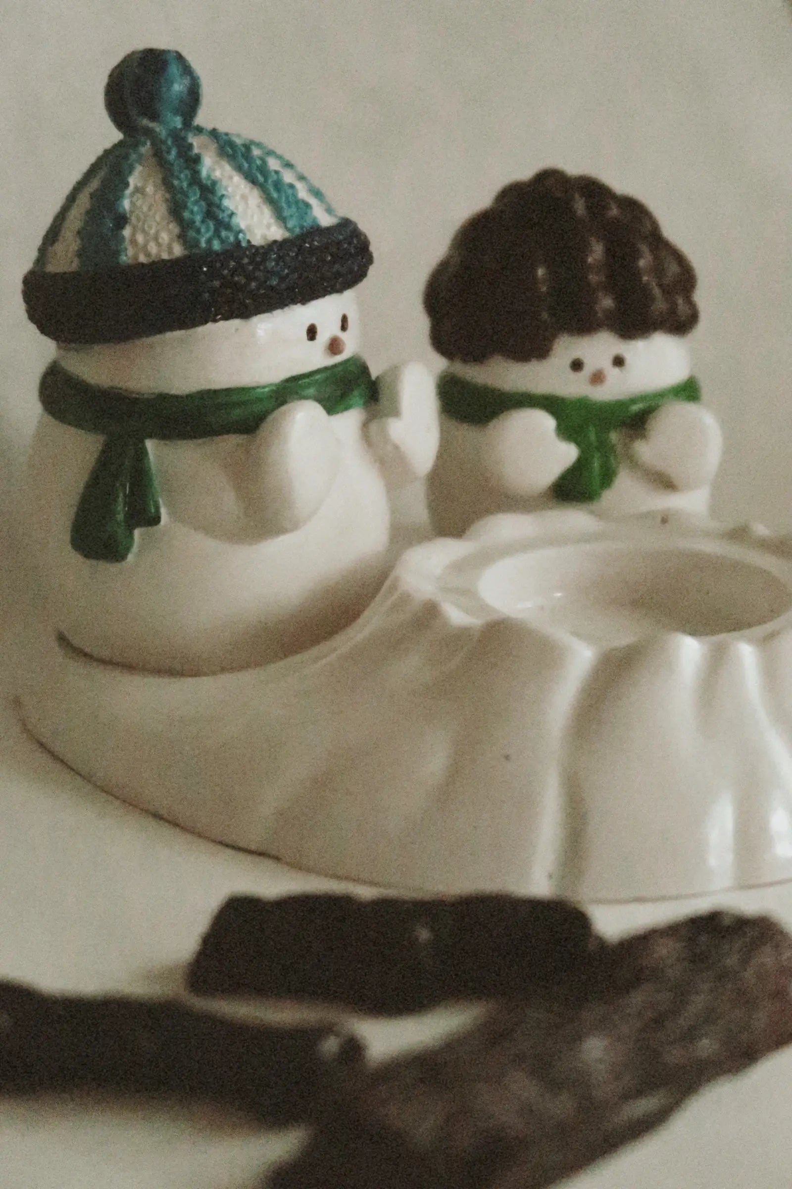 Hóemberek a tűznél - Kerámia dekoráció dans le jardin.