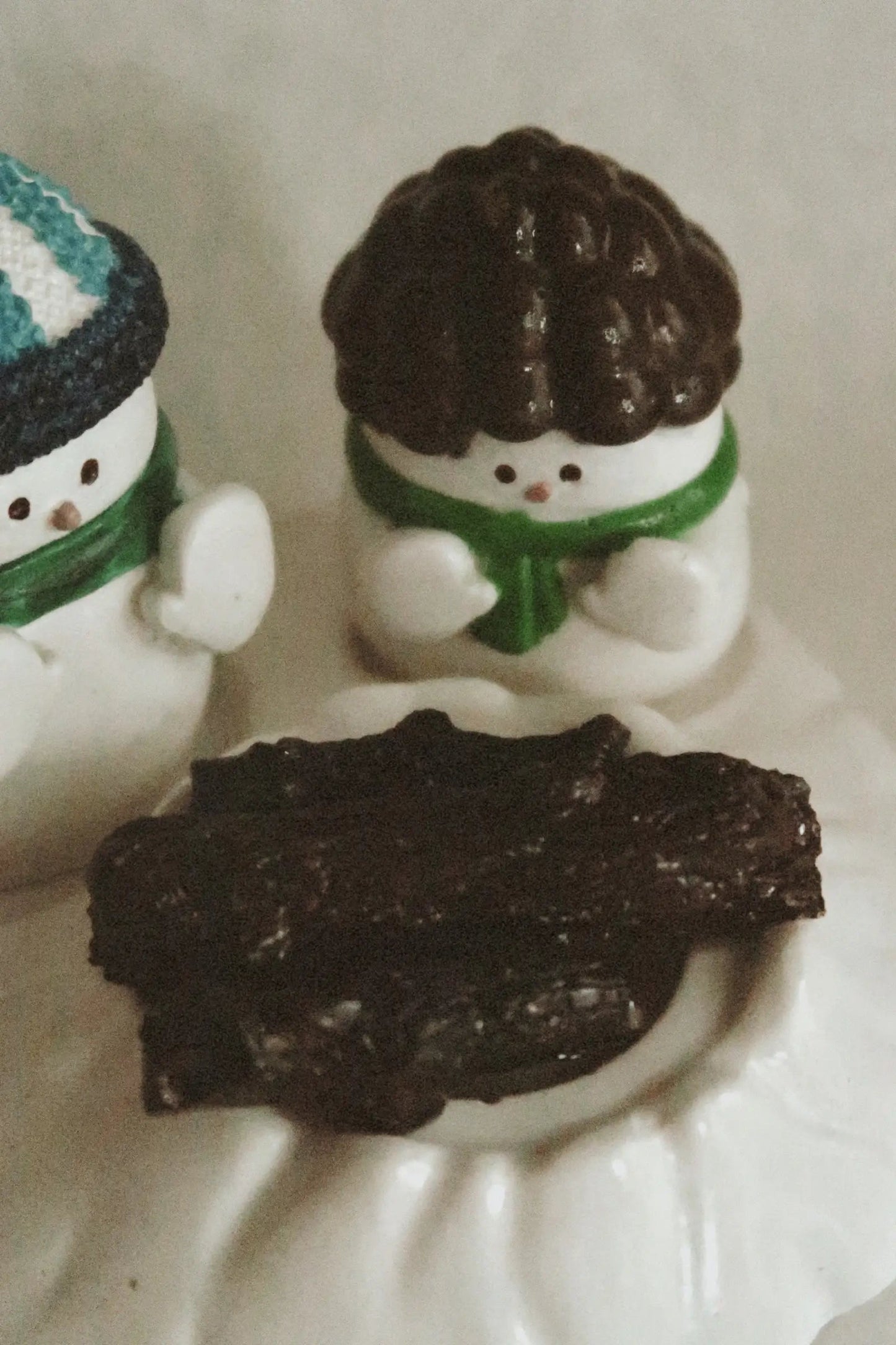 Hóemberek a tűznél - Kerámia dekoráció dans le jardin.