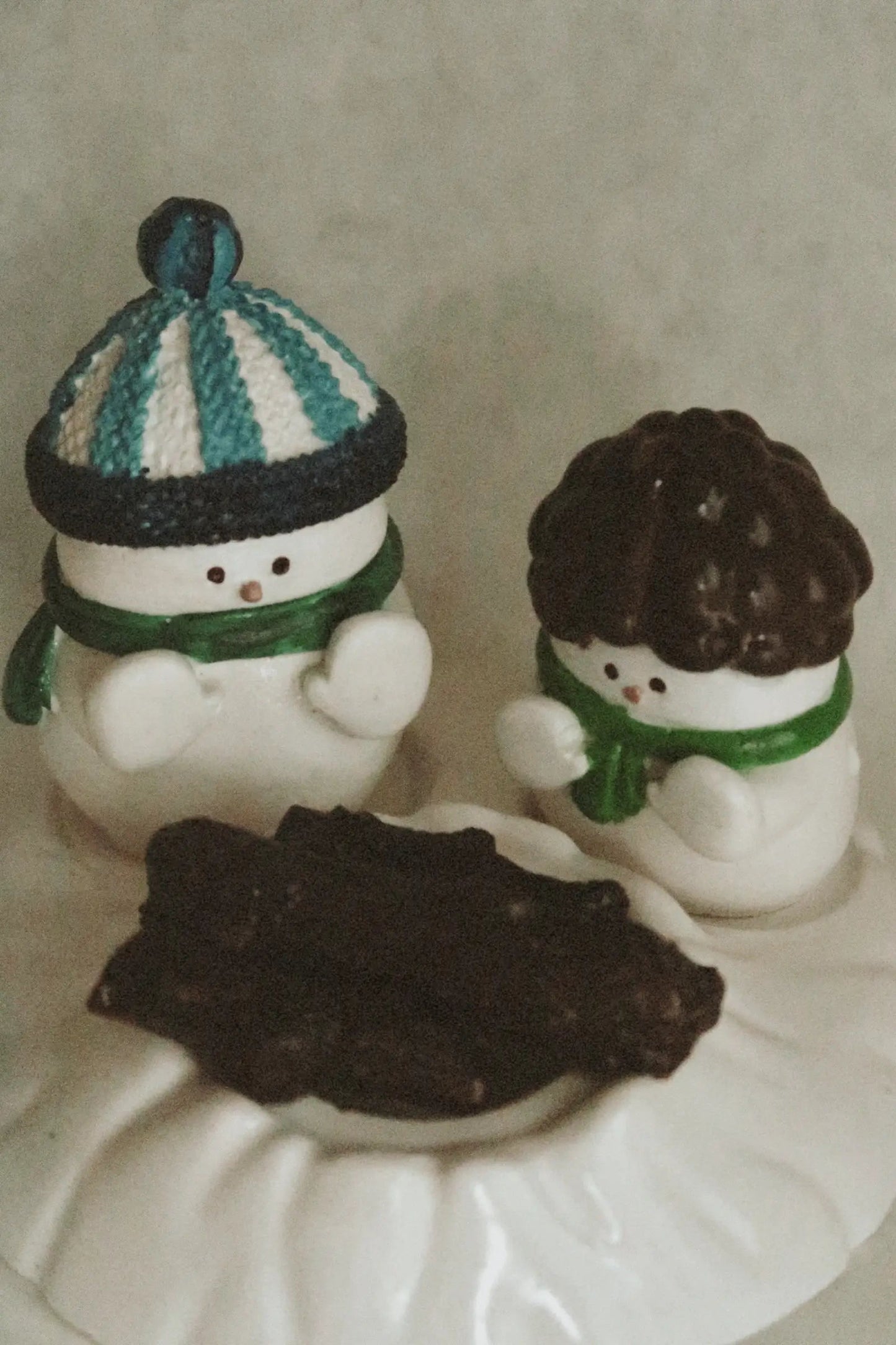 Hóemberek a tűznél - Kerámia dekoráció dans le jardin.