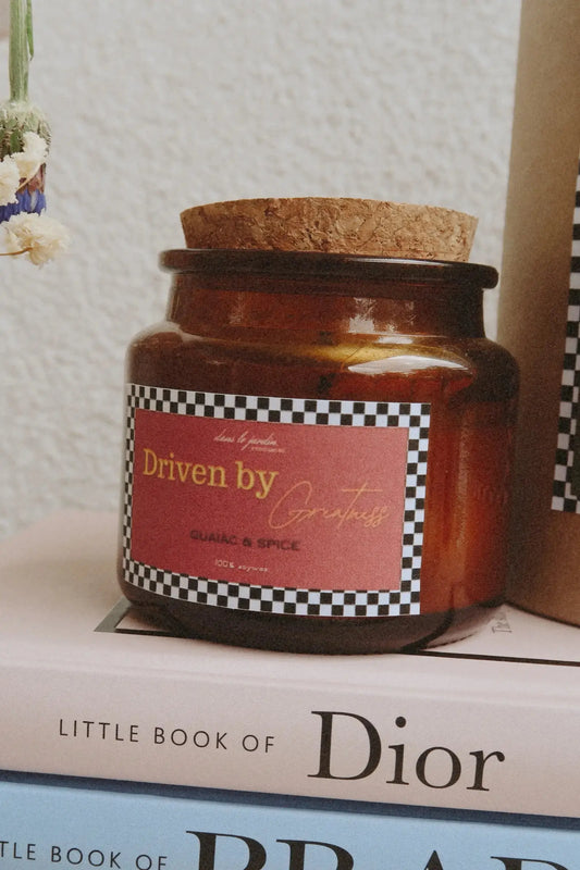 Driven by Greatness - kókuszviasz gyertya dans le jardin.