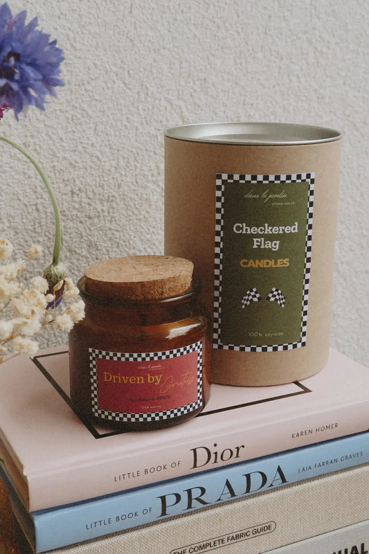 Driven by Greatness - kókuszviasz gyertya dans le jardin.