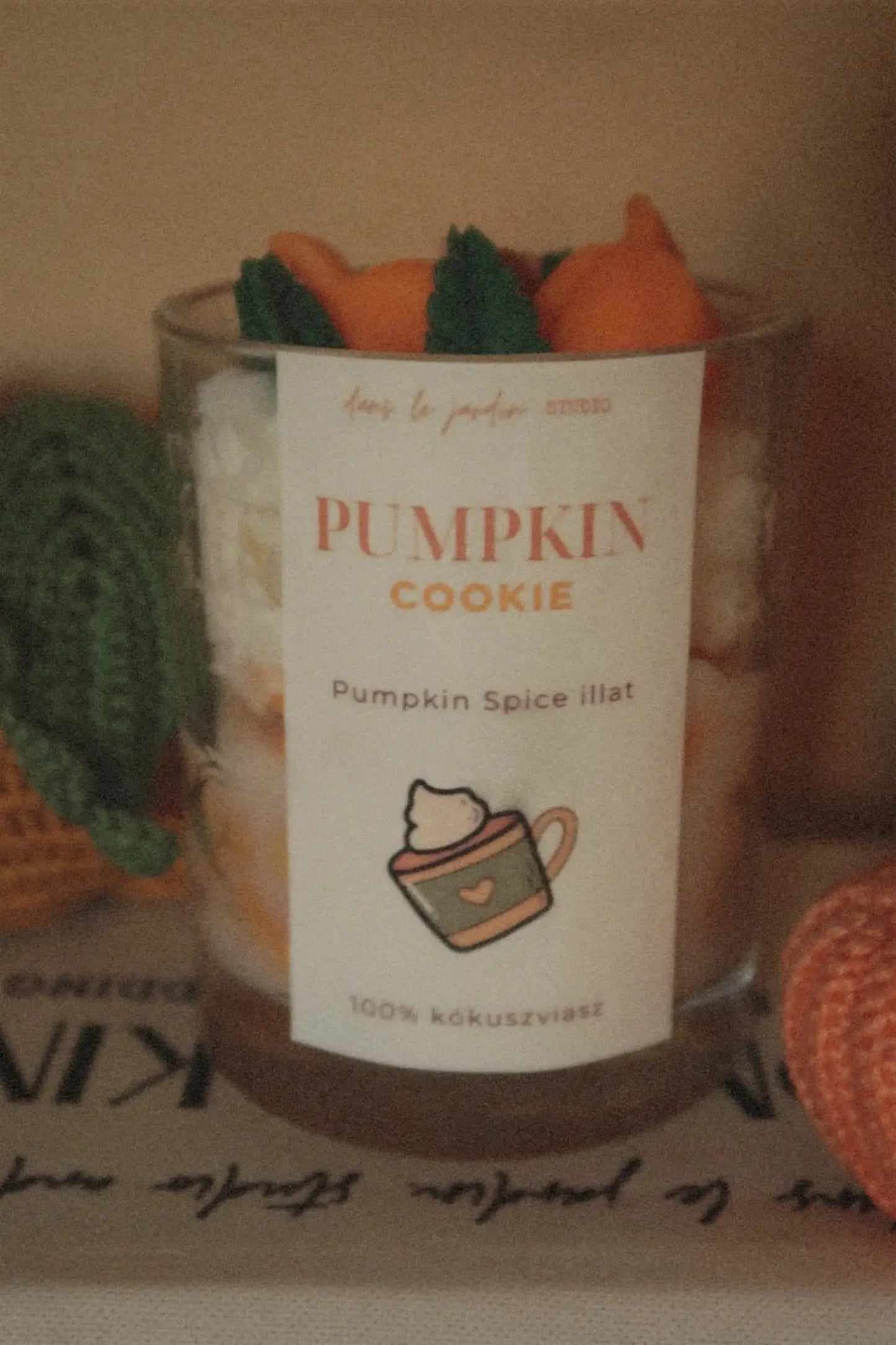 Pumpkin Cookie tégelyes kókuszviasz gyertya dans le jardin.