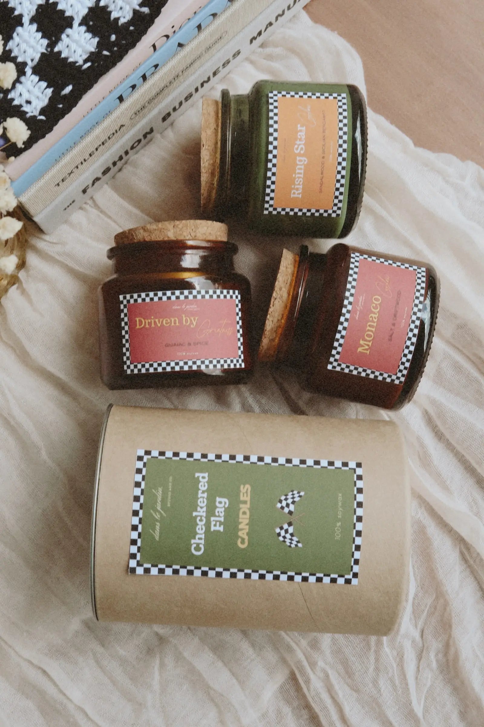 Checkered Flag Candles Box dans le jardin.