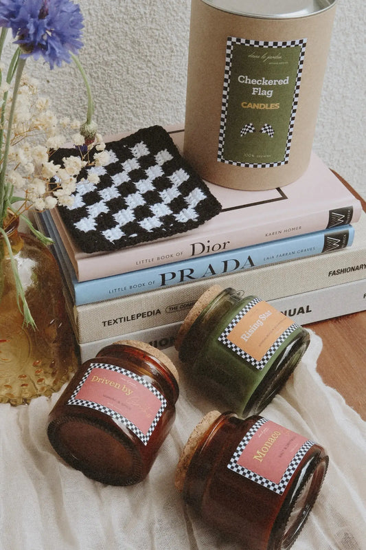 Checkered Flag Candles Box dans le jardin.