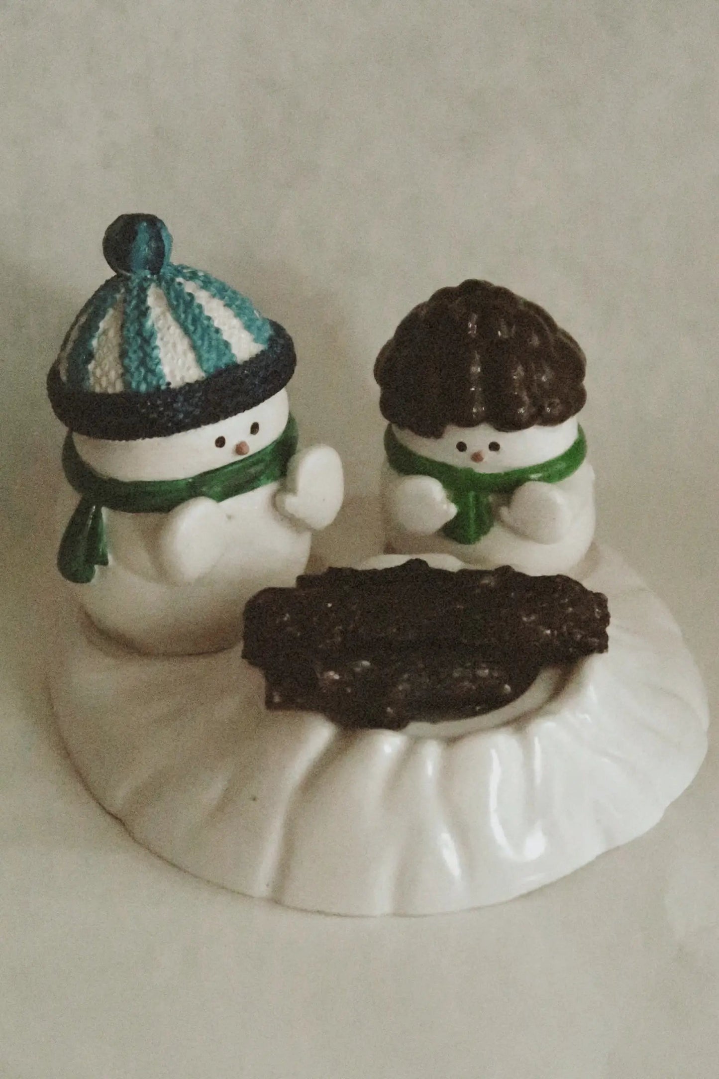 Hóemberek a tűznél - Kerámia dekoráció dans le jardin.