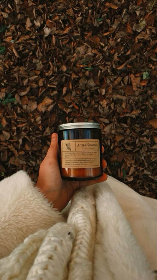 Őszi-hangulat-a-gyertyák-fényében-Hogyan-varázsolhatsz-meleg-otthonos-hangulatot-az-őszi-estékre-illatos-gyertyákkal dans le jardin.