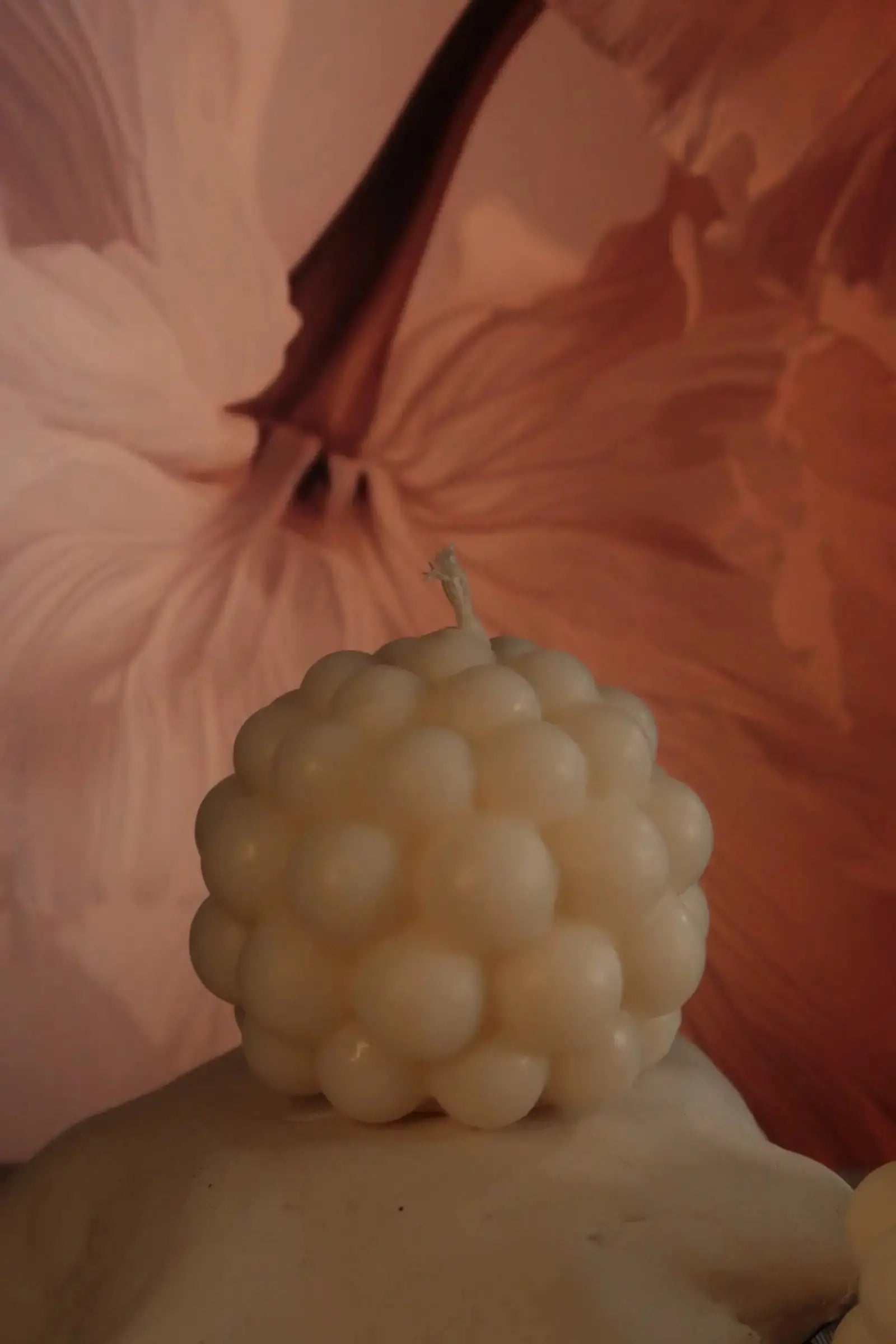 Sphère de Lune szójaviasz gyertya dans le jardin.