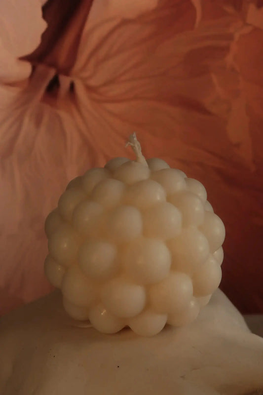 Sphère de Lune szójaviasz gyertya dans le jardin.