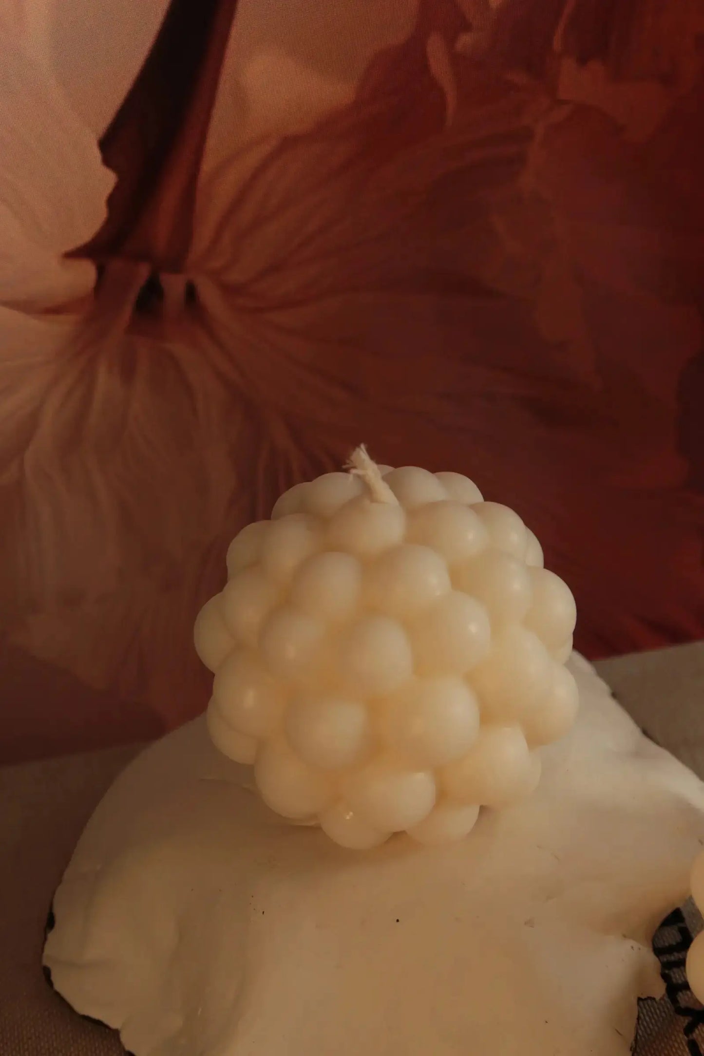 Sphère de Lune szójaviasz gyertya dans le jardin.