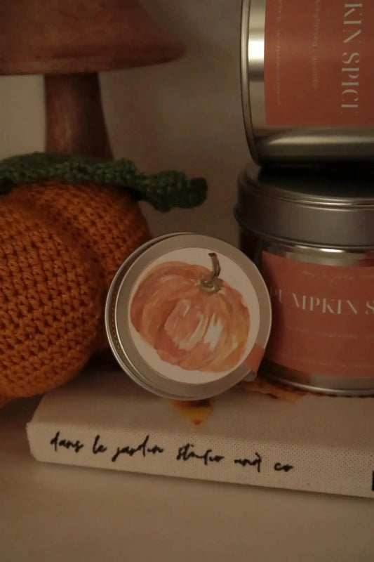 Pumpkin Spice tégelyes kókuszviasz gyertya dans le jardin.